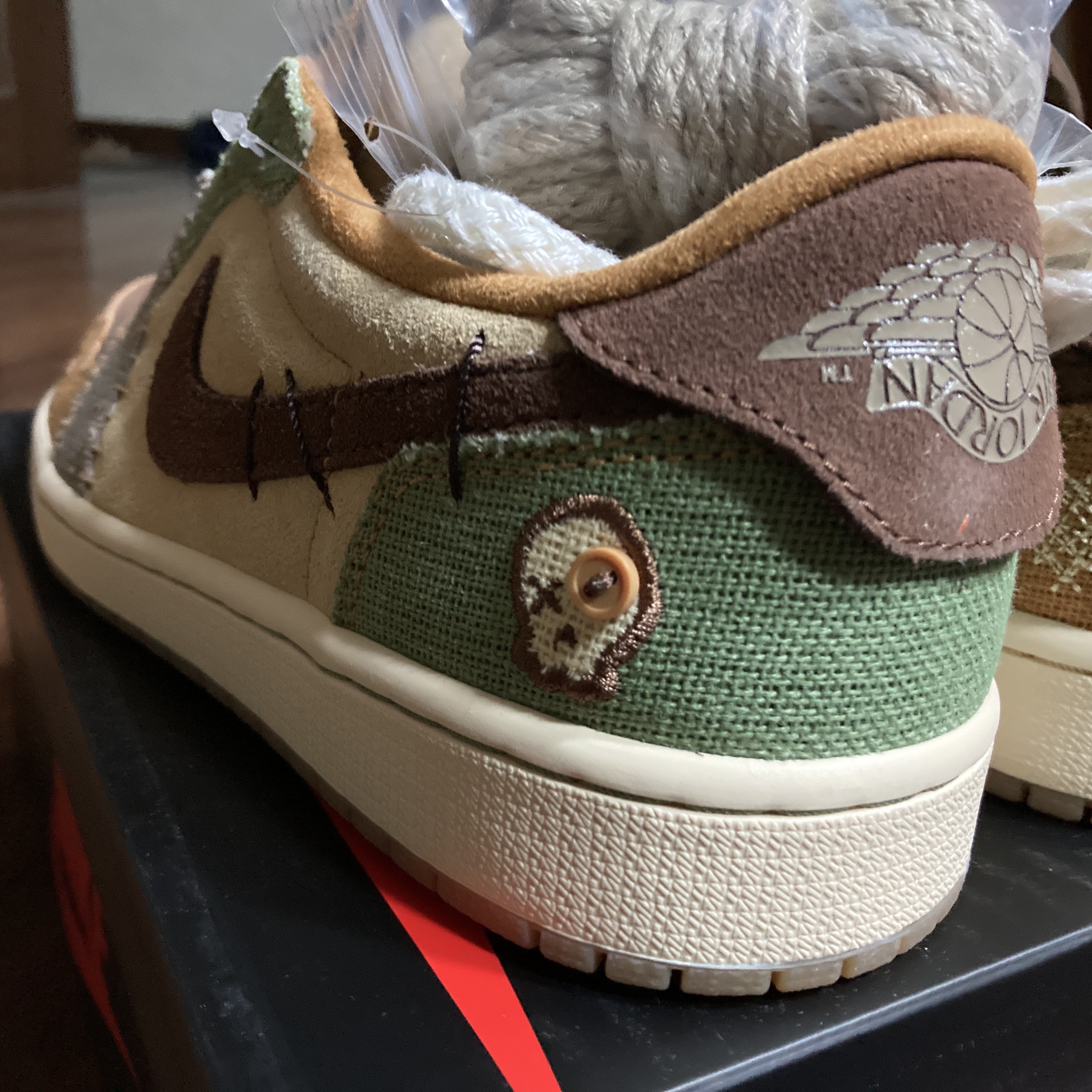 Jordan 1 x Zion Williamson Retro Low OG Flax and Oil Green 착용 스타일 - 3