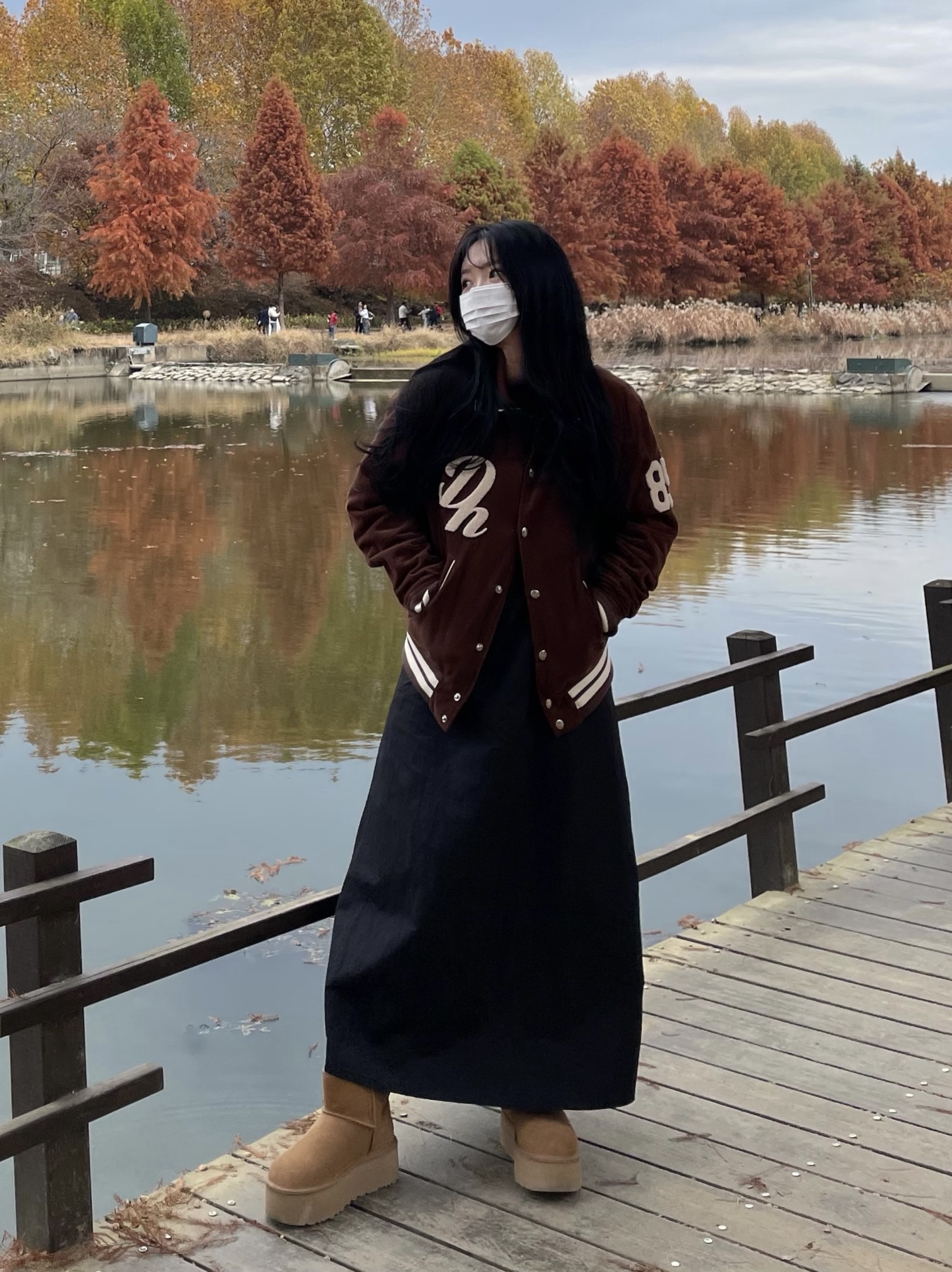 (W) UGG Classic Mini Platform Boots Chestnut 착용 스타일 - 1