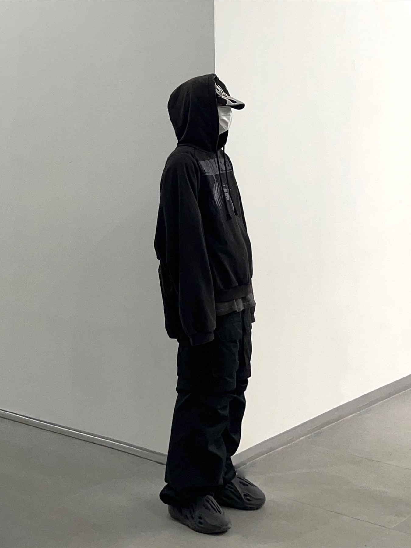 Yeezy Gap Engineered By Balenciaga Flame Cap Black, Adidas Yeezy Foam RNNR Onyx 착용 스타일 - 1
