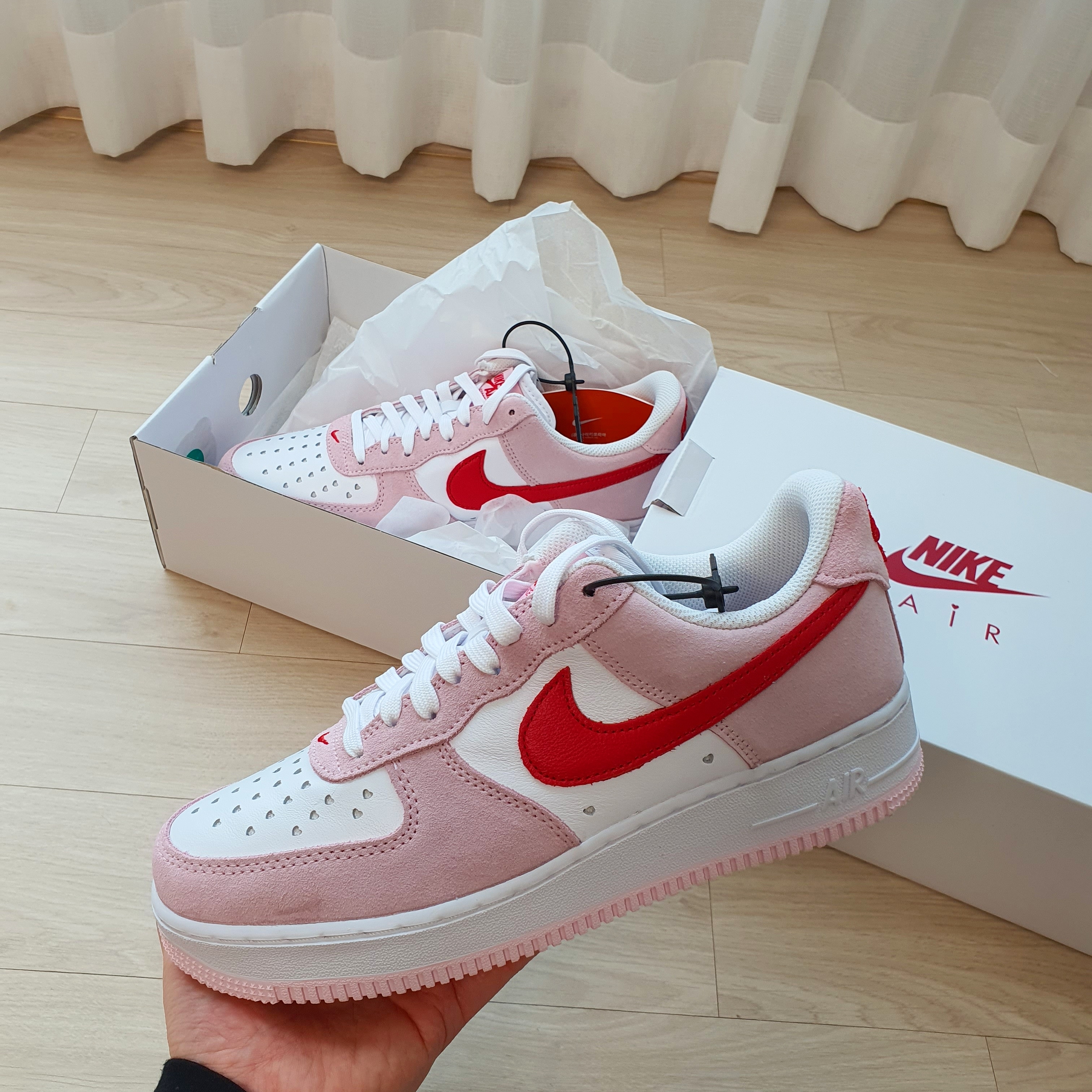 Nike Air Force 1 '07 QS Valentine's Day 착용 스타일