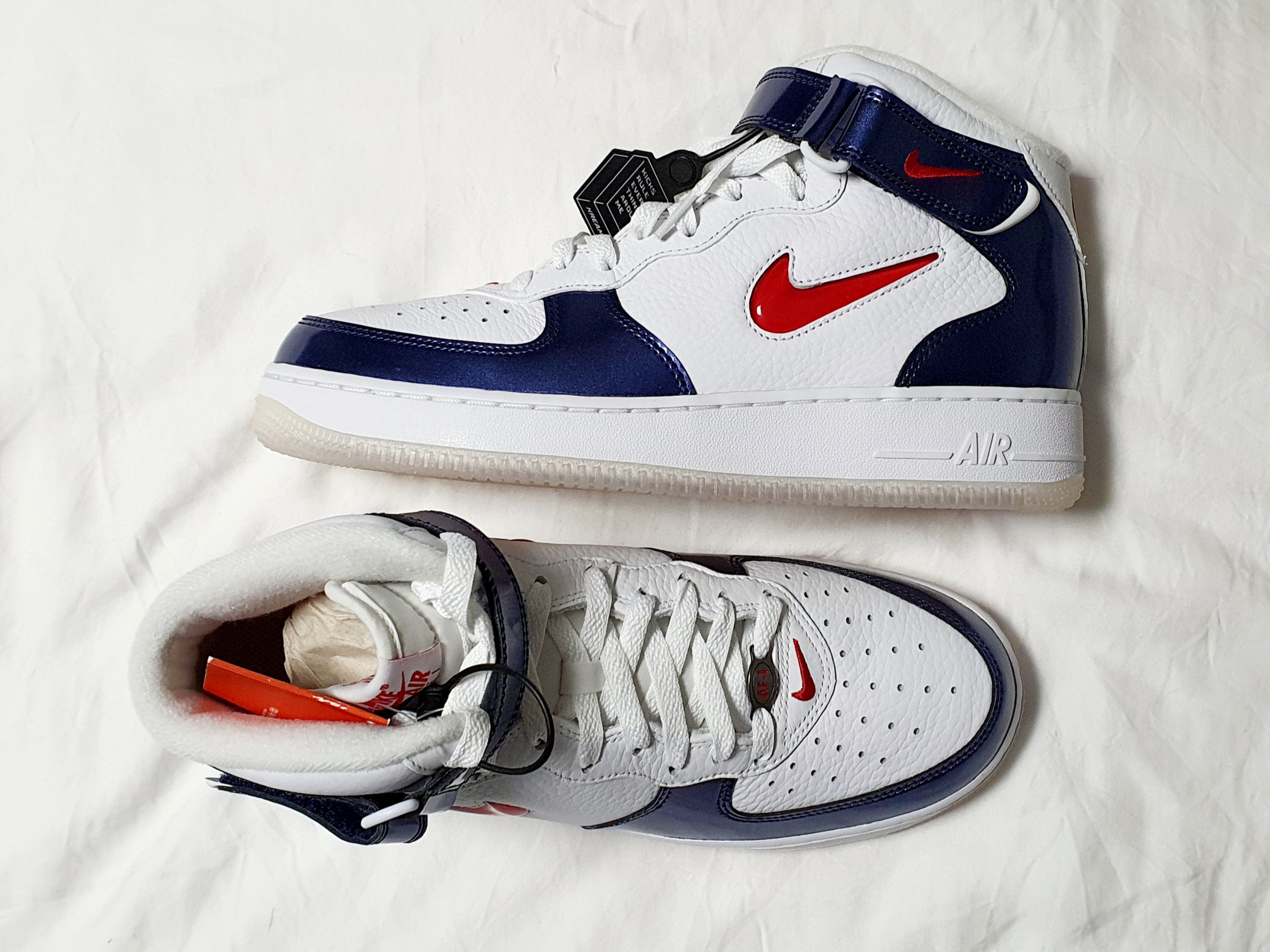 Nike Air Force 1 Mid QS University Red and Midnight Navy 착용 스타일 - 4