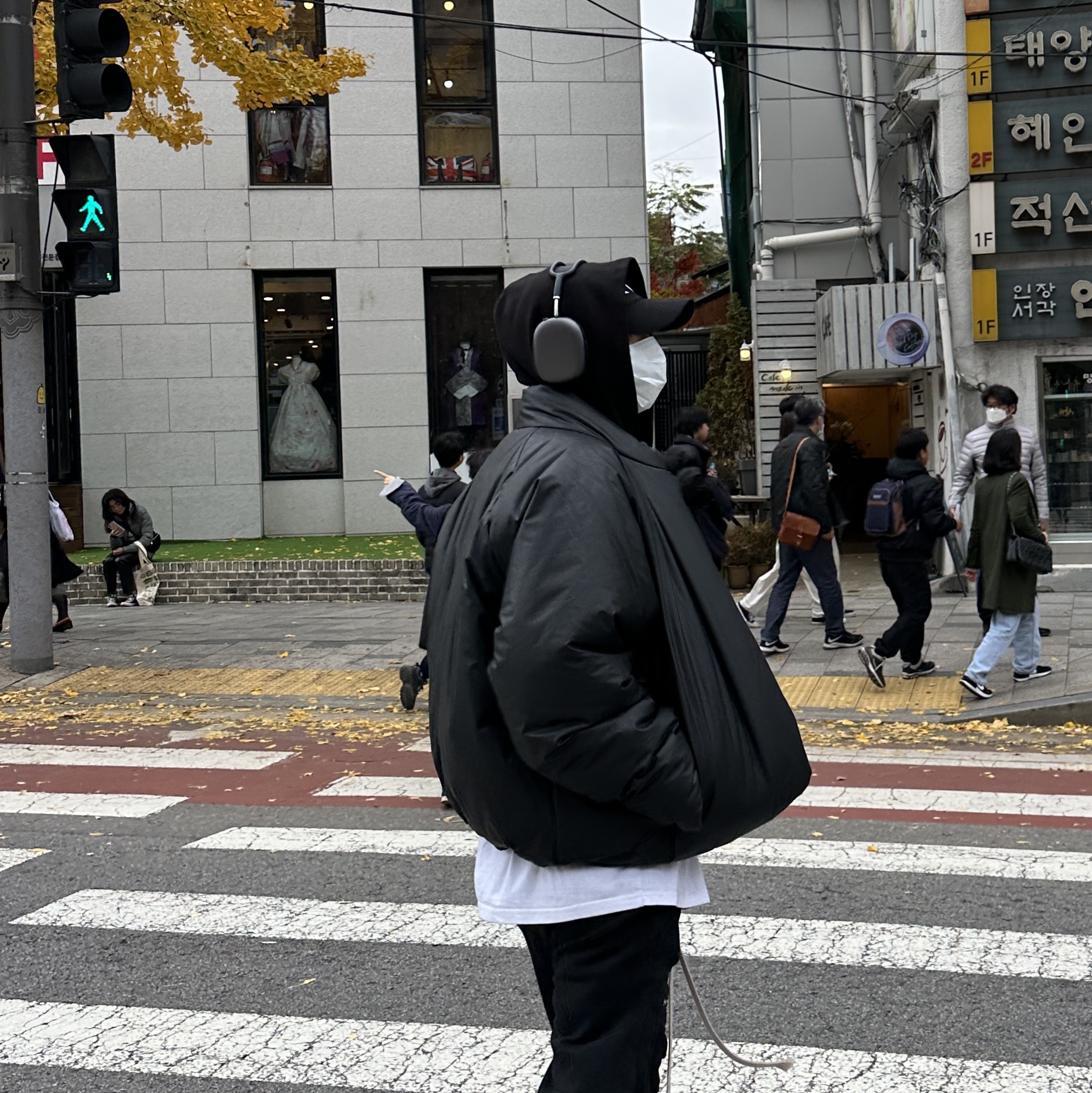 Yeezy Gap Round Jacket Black, Apple AirPods Max Lightning Space Gray (Korean Ver.) 착용 스타일 - 2