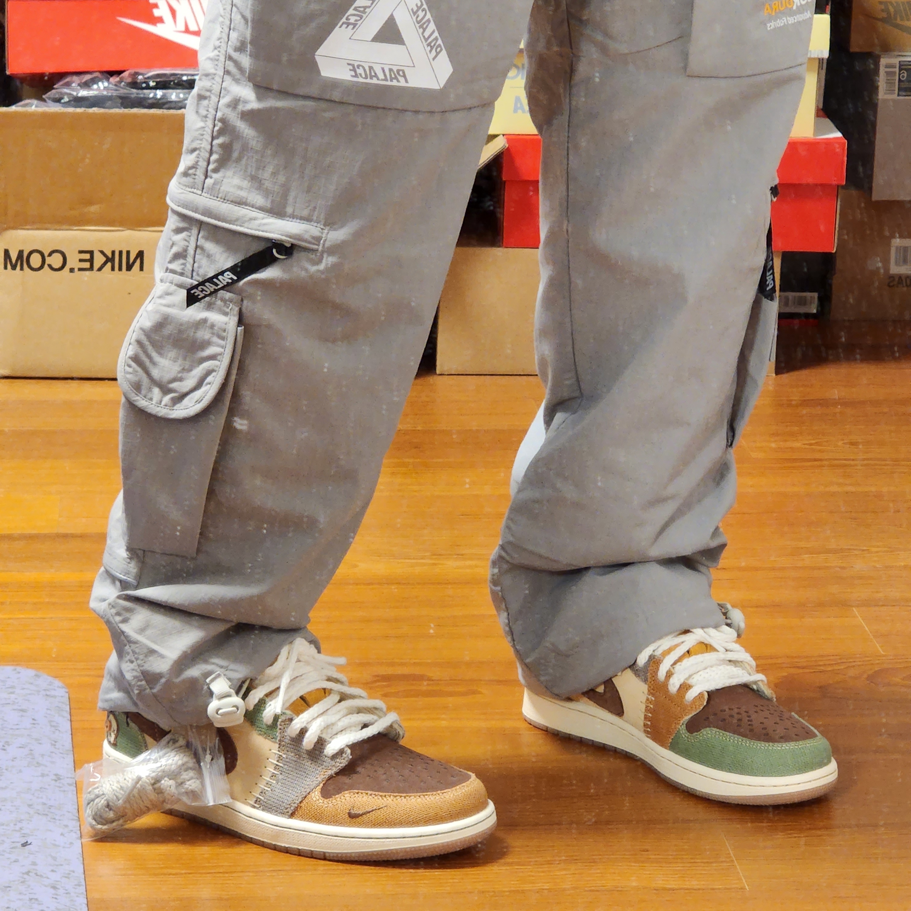 Palace Cordura RS Shell Cargos Grey - 22FW, Palace Tri-Ferg Slub Crew Black - 22FW 착용 스타일 - 5
