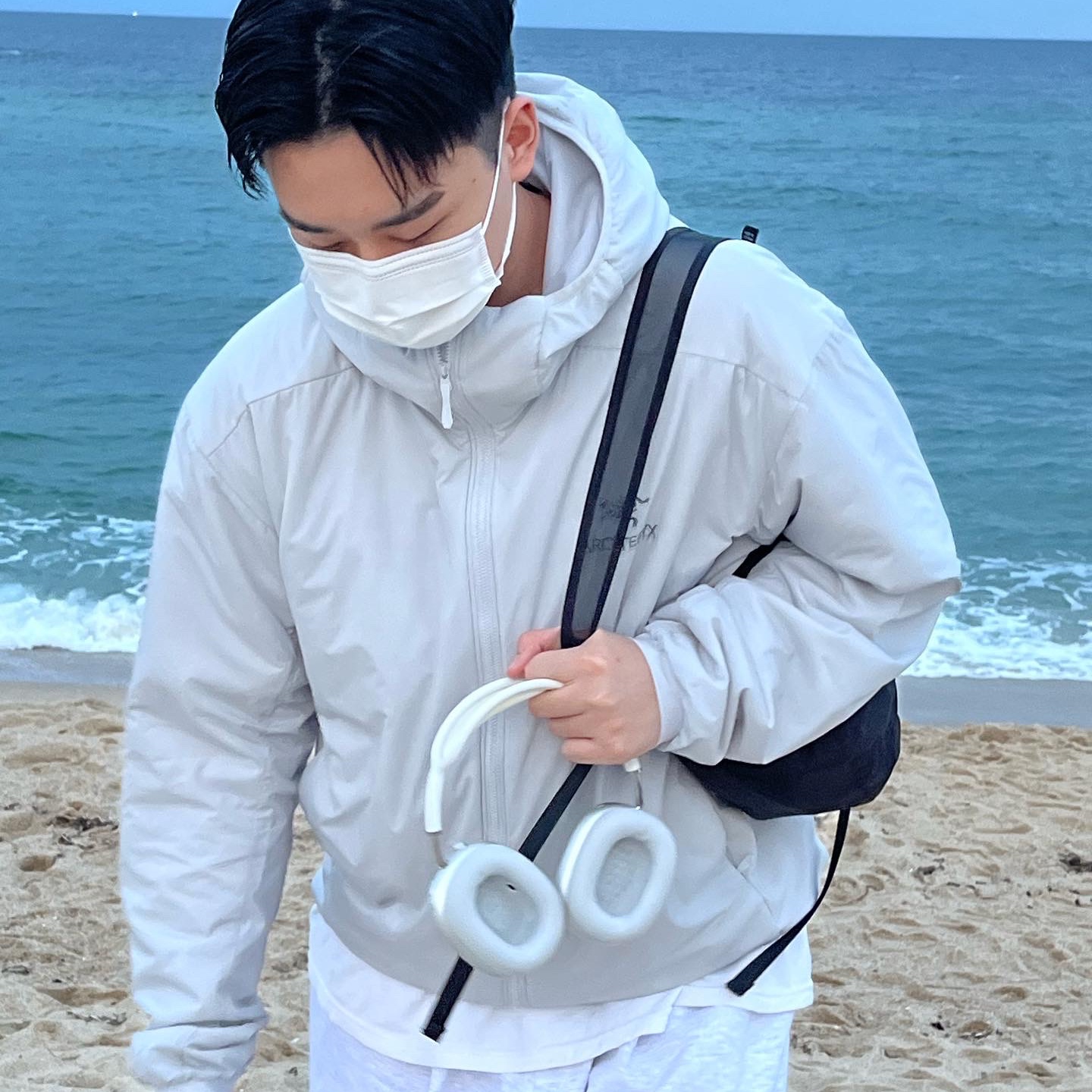 Apple AirPods Max Lightning Silver (Korean Ver.), Arc'teryx Heliad 15 Backpack Black 착용 스타일 - 1