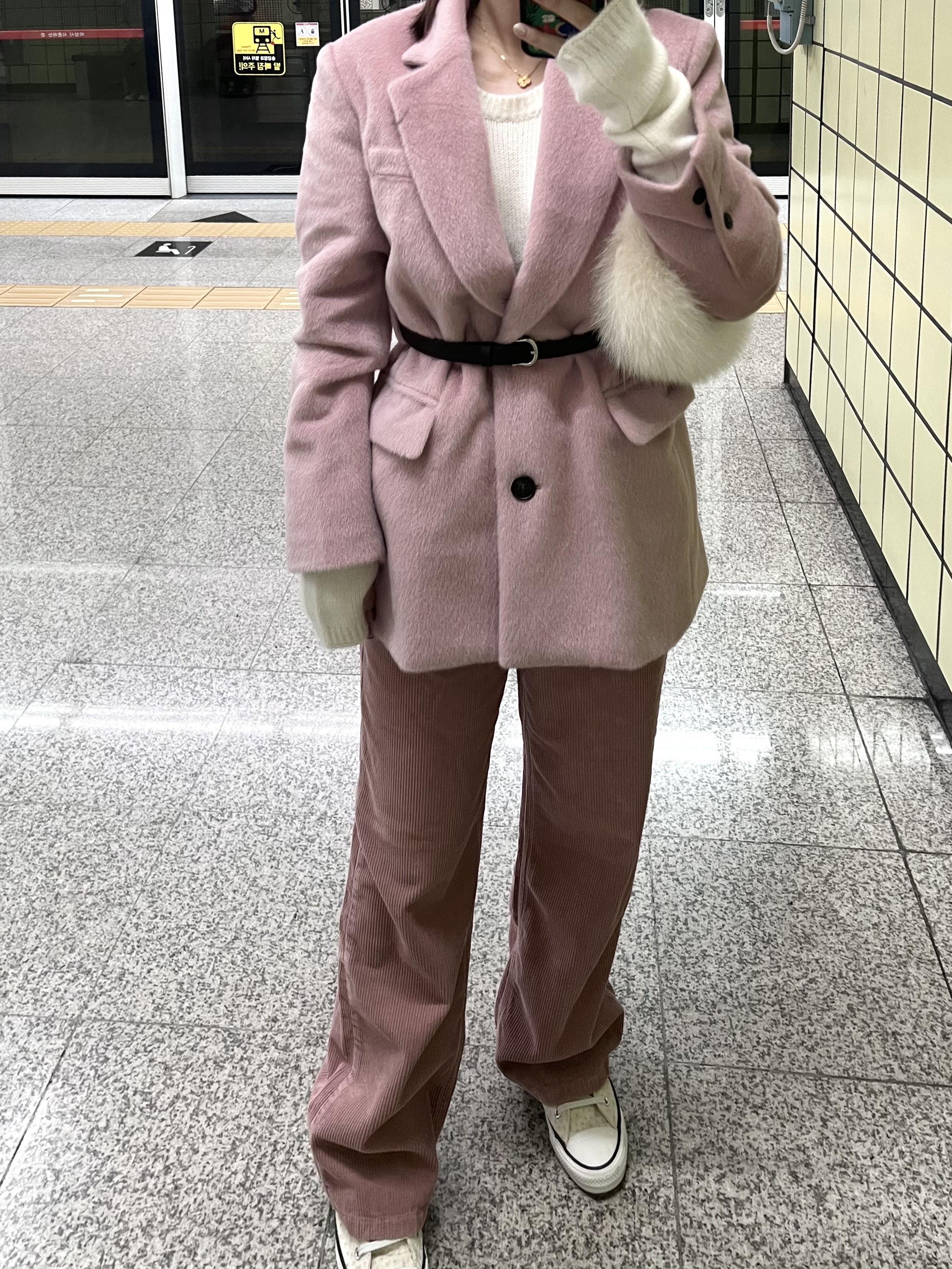 (Kids) UGG Fluff Yeah Clog Natural 착용 스타일 - 5