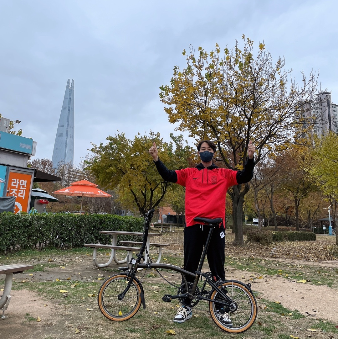 Jordan 1 Retro Low OG Black and Dark Powder Blue, Nike Korea Dri-Fit Stadium Home SS Jersey Global Red - Asia (Non Marking Ver.) 착용 스타일 - 2