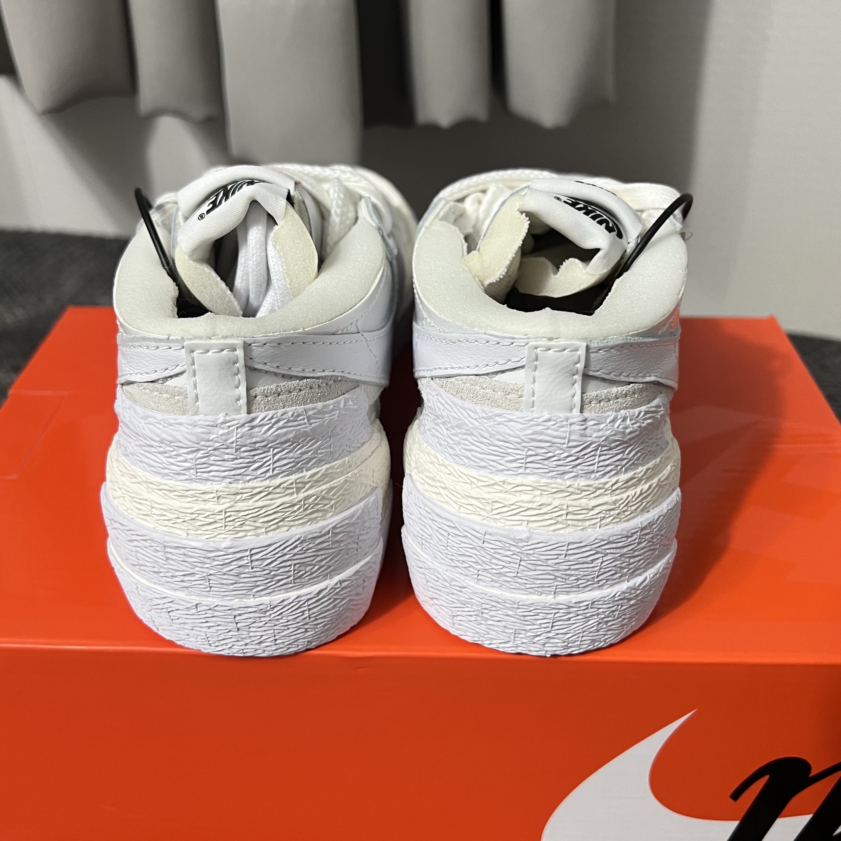 Nike x Sacai Blazer Low White Patent Leather 착용 스타일 - 2