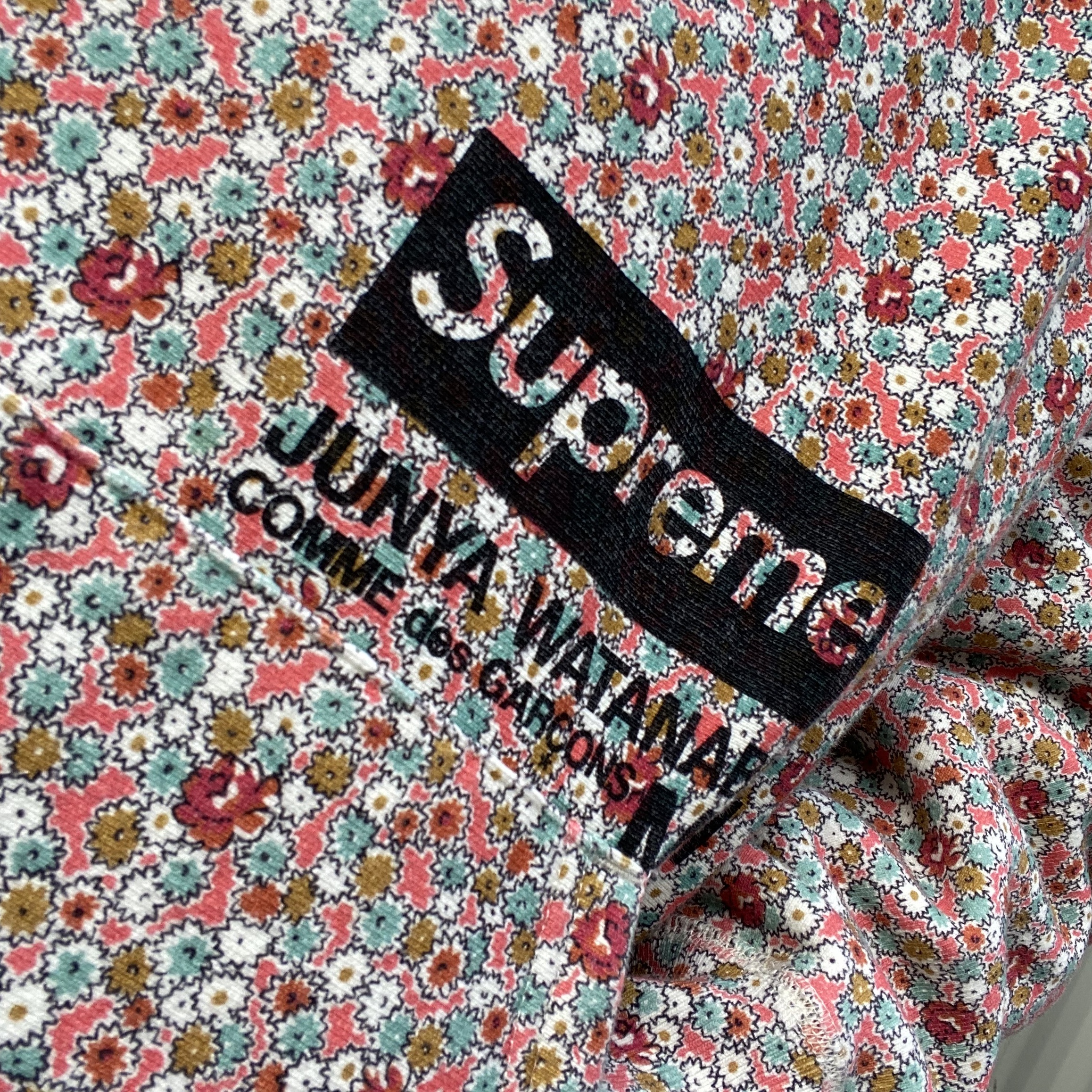 Supreme Crushed Velvet Camp Cap Pink - 22SS, Supreme x Comme des Garcons Junya Watanabe Man Hooded Sweatshirt Pink Flowers - 21FW 착용 스타일 - 4
