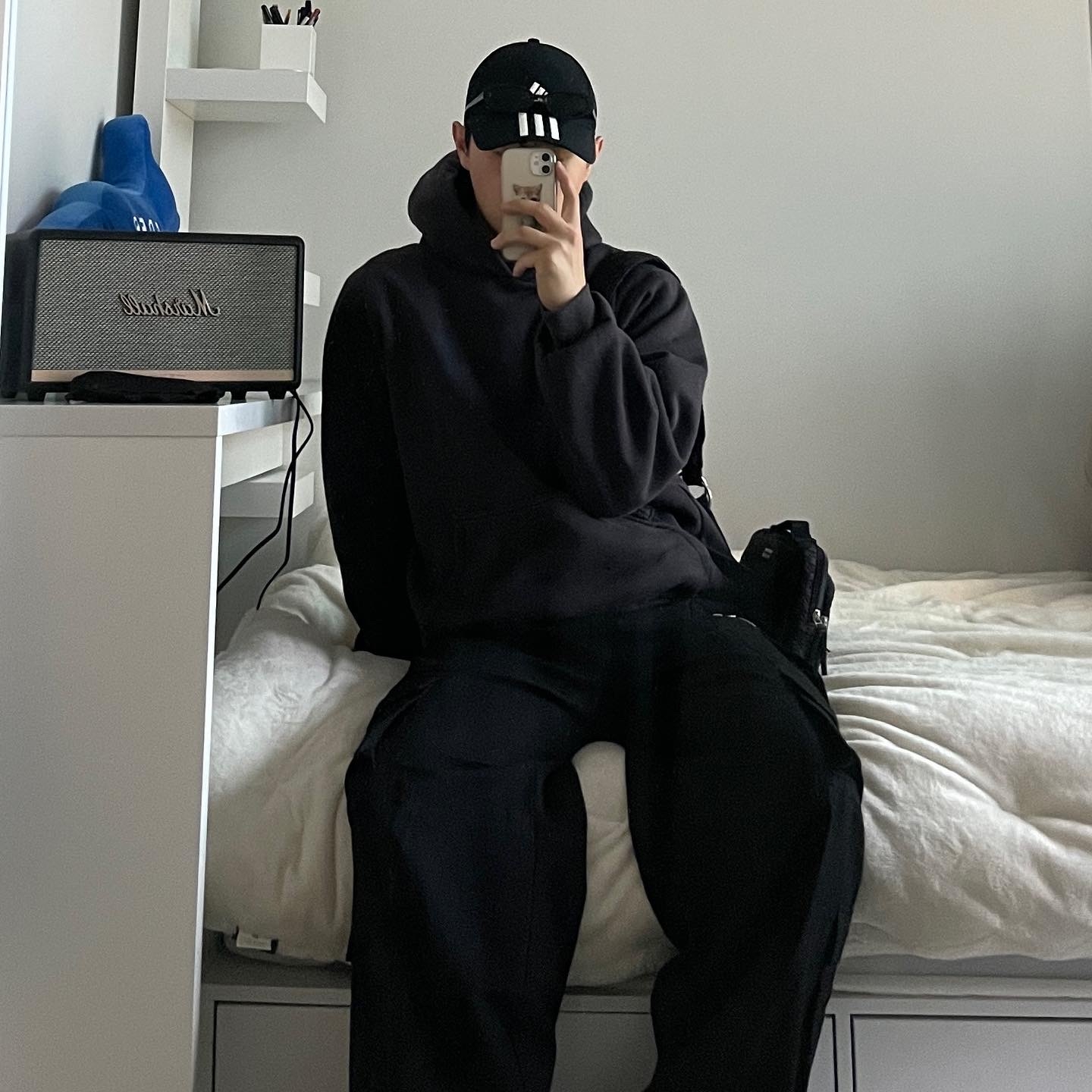 Yeezy Gap Engineered By Balenciaga Dove Shrunken Hoodie Black 착용 스타일 - 1