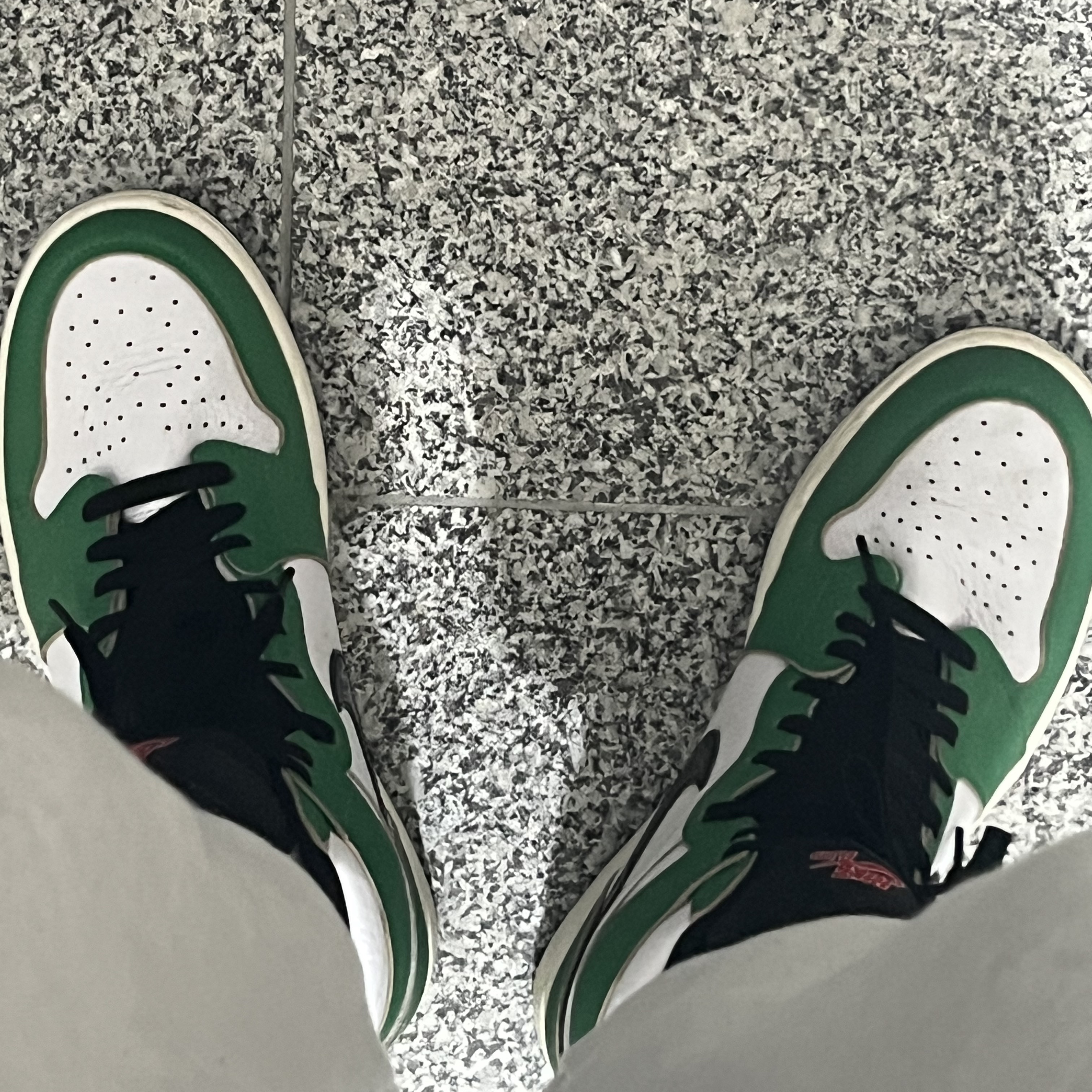 (W) Jordan 1 Retro High OG Lucky Green 착용 스타일 - 2