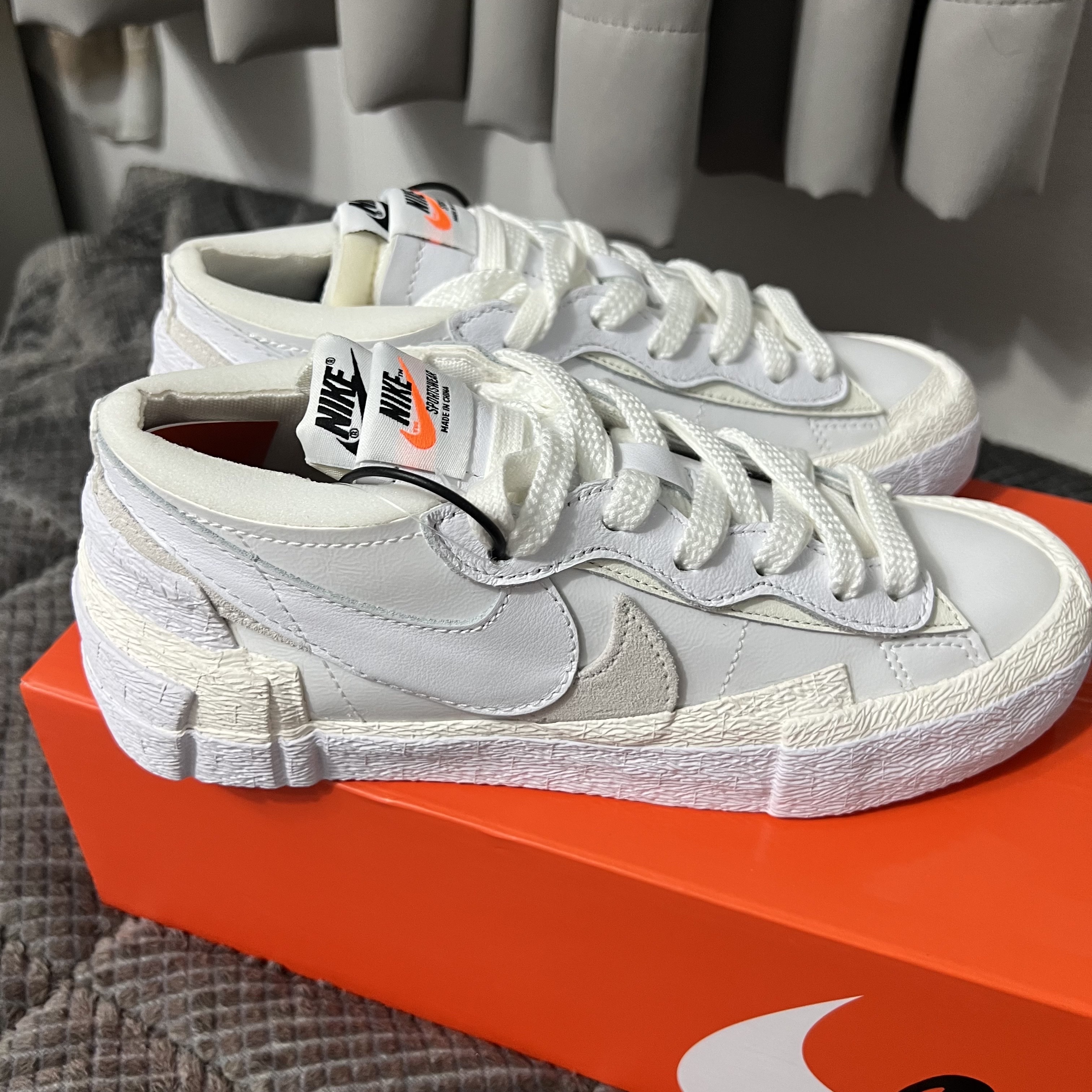 Nike x Sacai Blazer Low White Patent Leather 착용 스타일 - 1