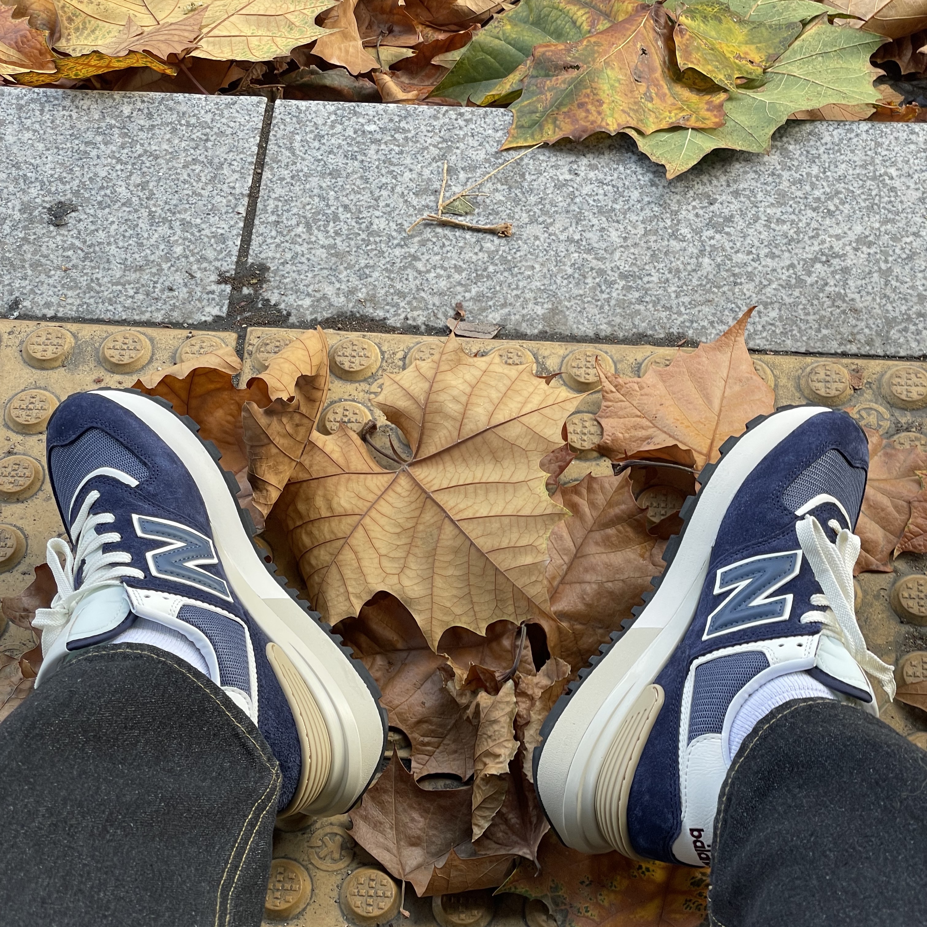 New Balance 574 Legacy Navy 착용 스타일 - 1