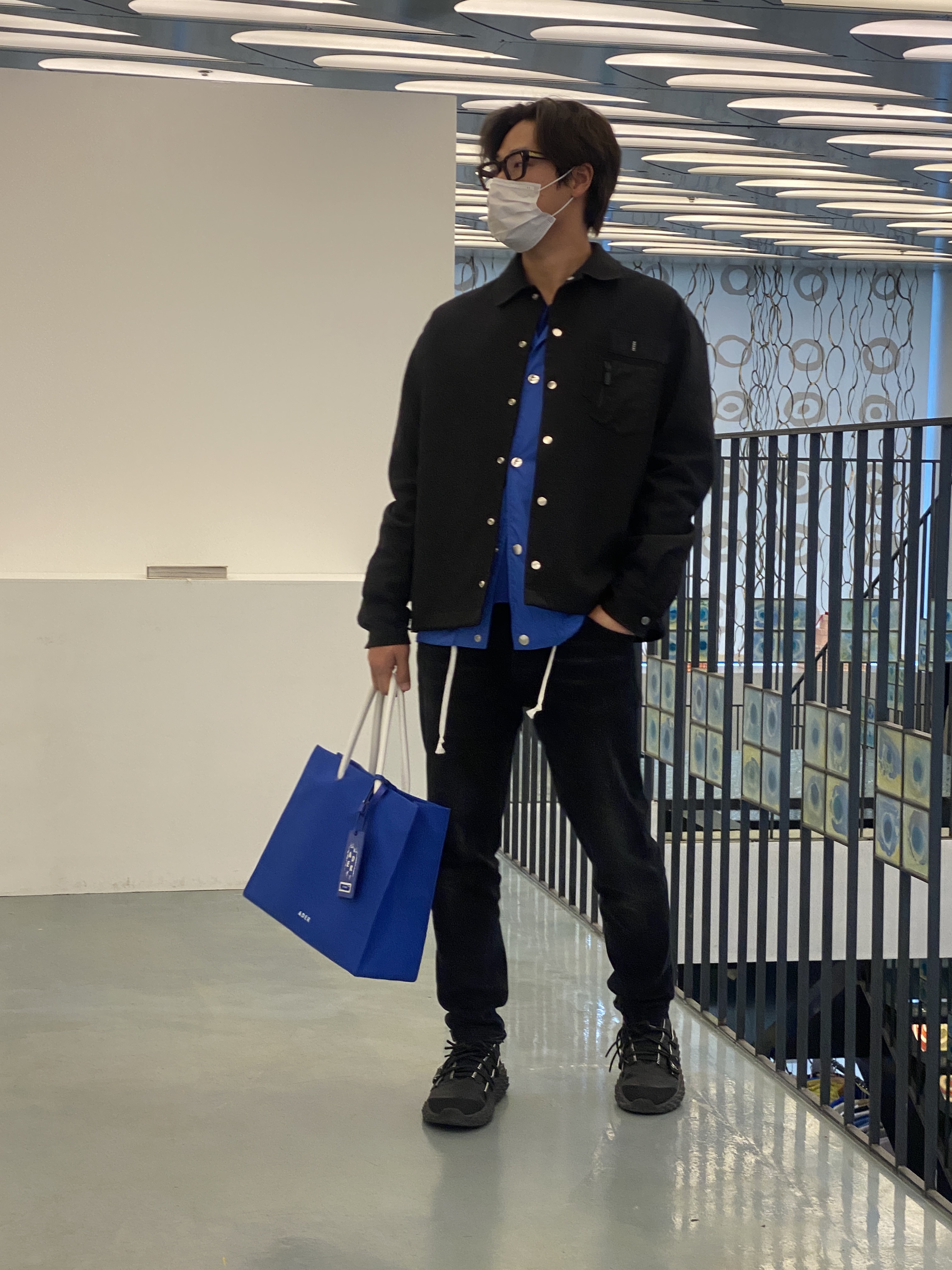 Ader Error Wide Shopper Bag Z-Blue 착용 스타일 - 1