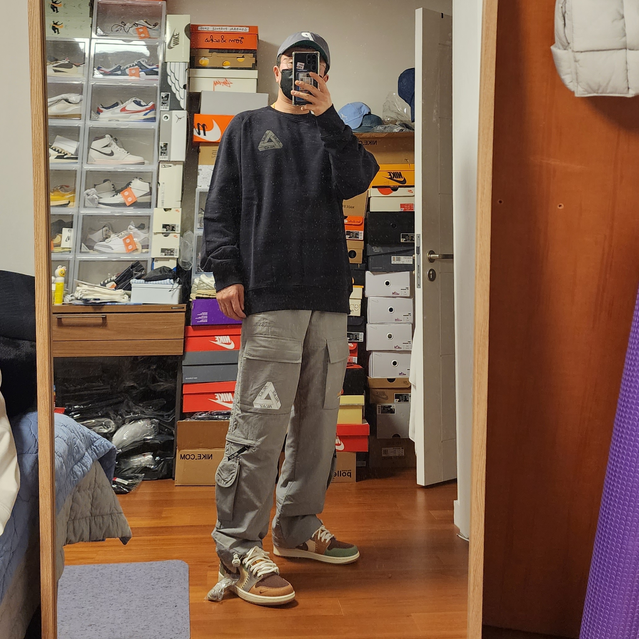 Palace Cordura RS Shell Cargos Grey - 22FW, Palace Tri-Ferg Slub Crew Black - 22FW 착용 스타일 - 1