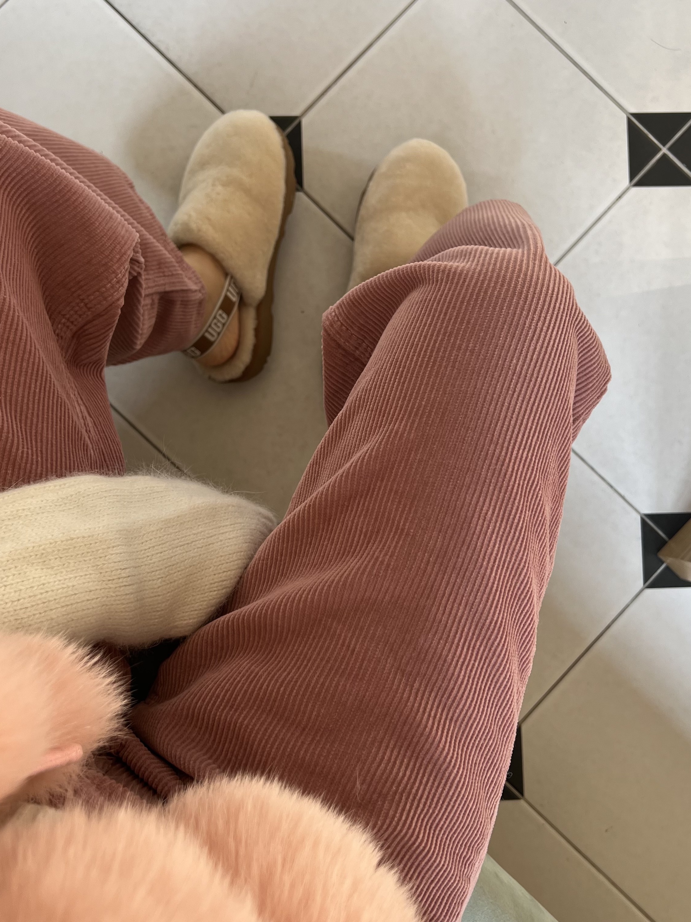 (Kids) UGG Fluff Yeah Clog Natural 착용 스타일 - 4
