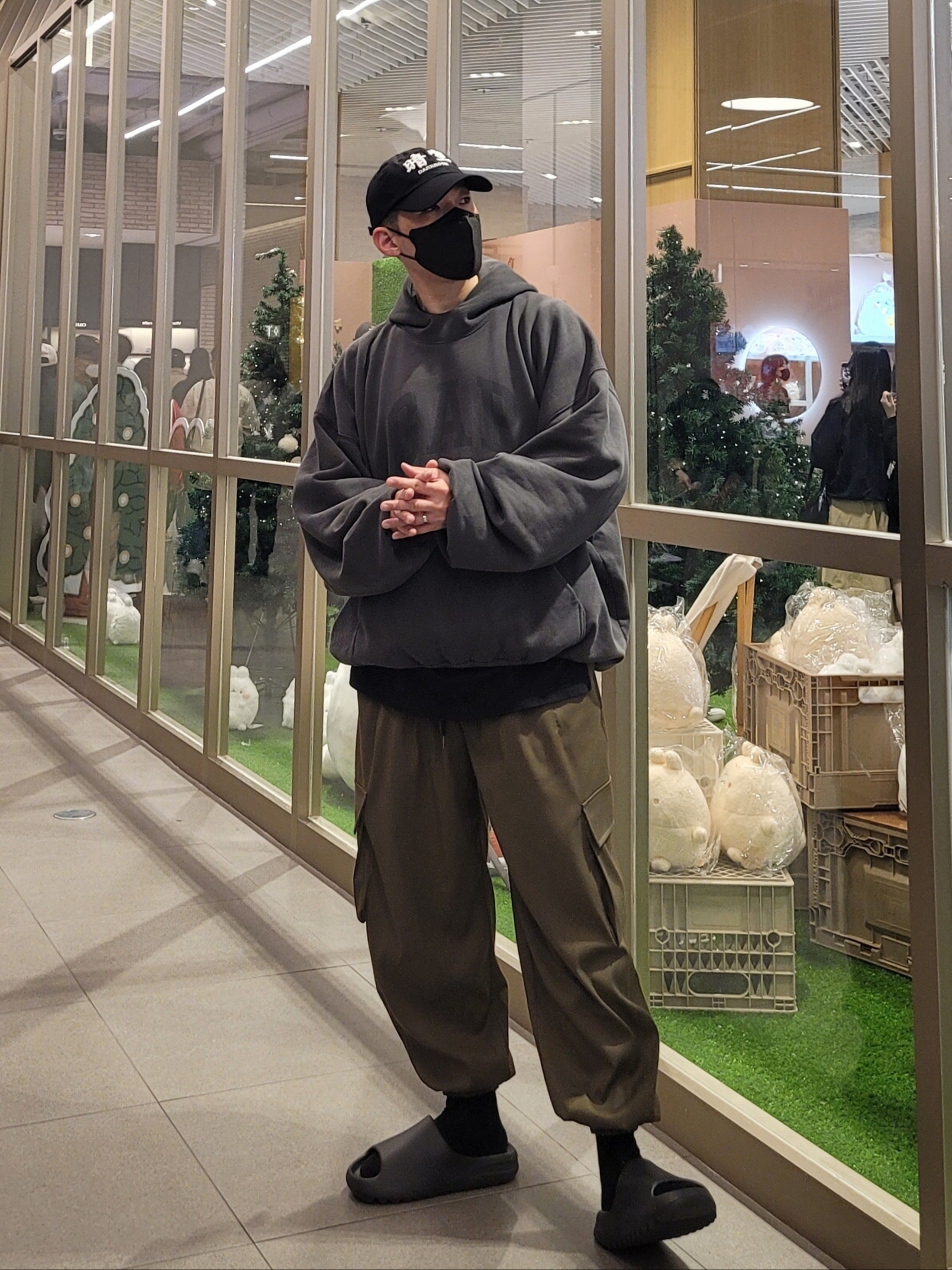 Darkr8m Studio White Logo Cap, Yeezy Gap Engineered By Balenciaga Dove Hoodie Black 착용 스타일