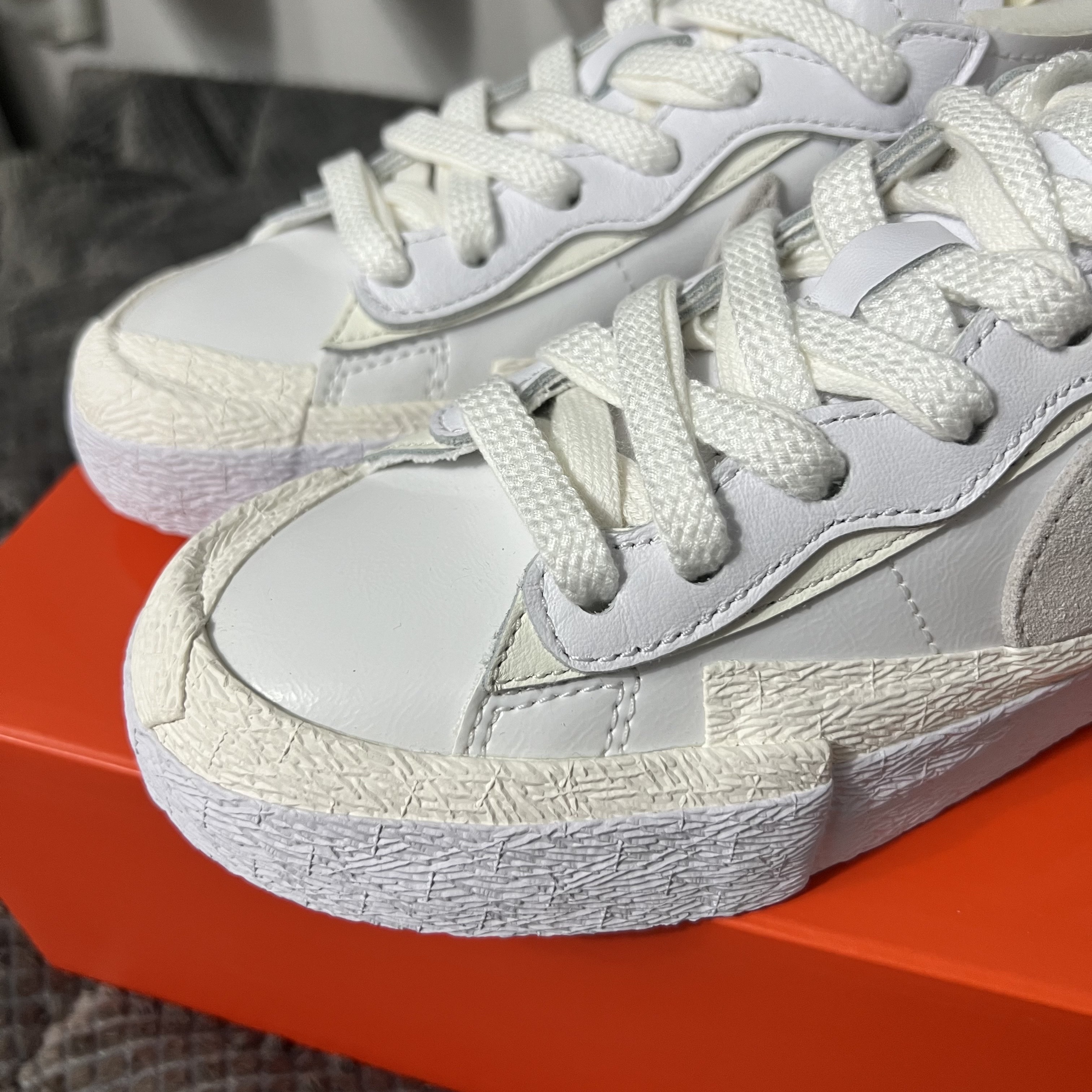 Nike x Sacai Blazer Low White Patent Leather 착용 스타일 - 4