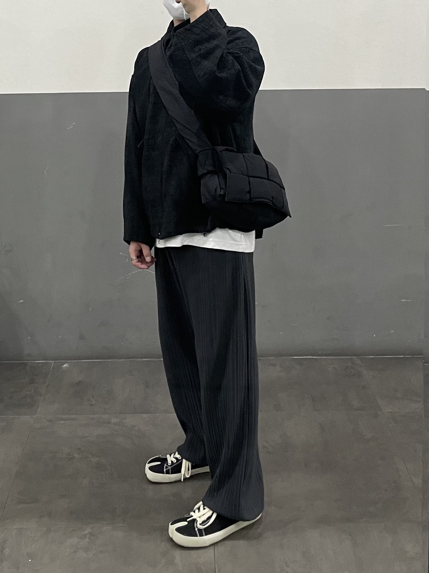 Bottega Veneta Padded Tech Cassette Black, Maison Margiela Tabi Low Black 착용 스타일