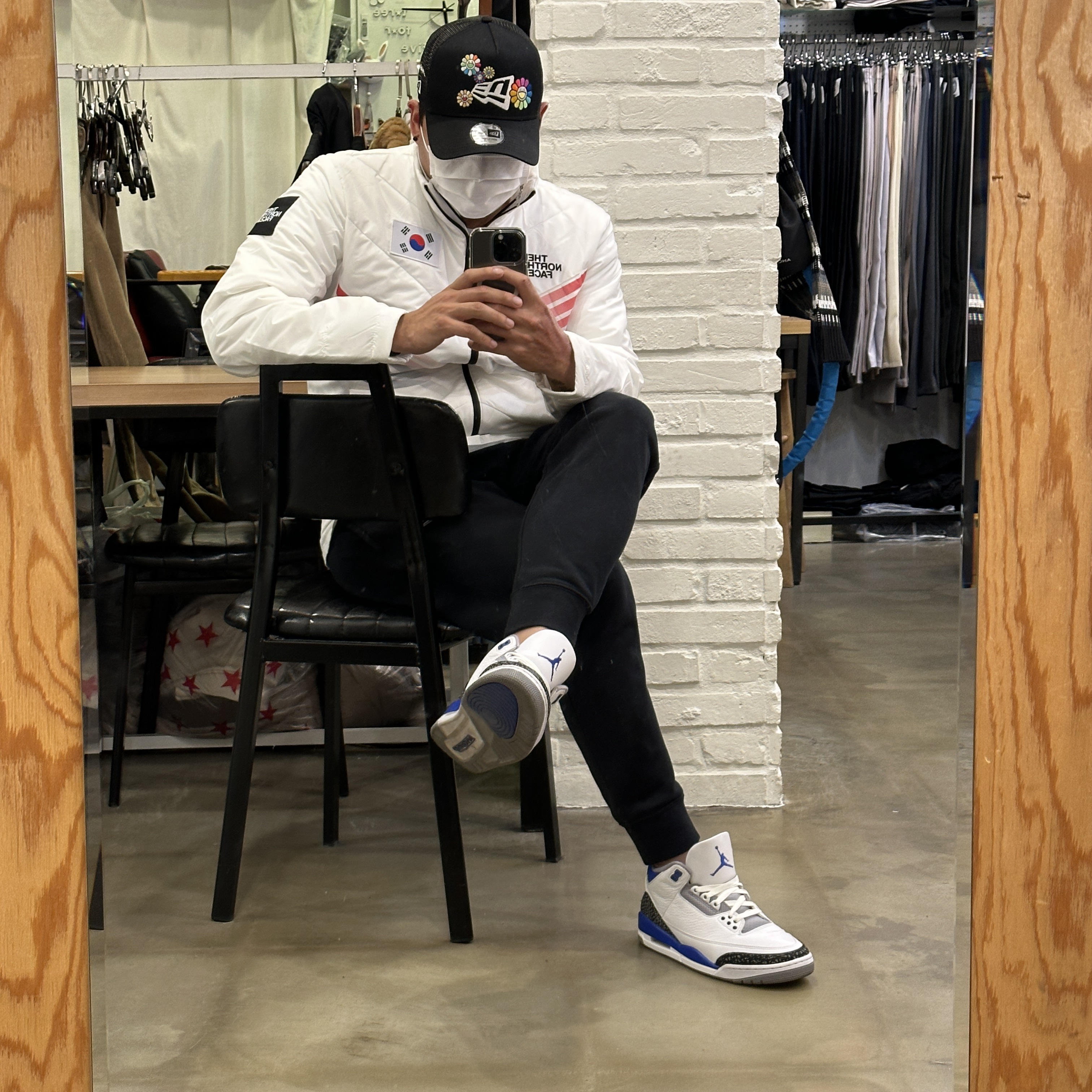 Jordan 3 Retro Racer Blue, New Era x Murakami Takashi Ohana A-Frame Mesh Cap Black 착용 스타일 - 1