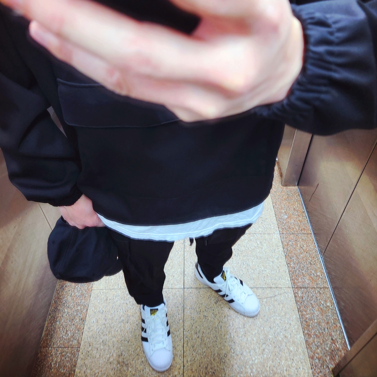 Adidas Superstar White Black 착용 스타일 - 1
