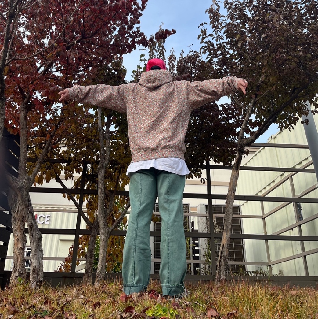 Supreme Crushed Velvet Camp Cap Pink - 22SS, Supreme x Comme des Garcons Junya Watanabe Man Hooded Sweatshirt Pink Flowers - 21FW 착용 스타일 - 1