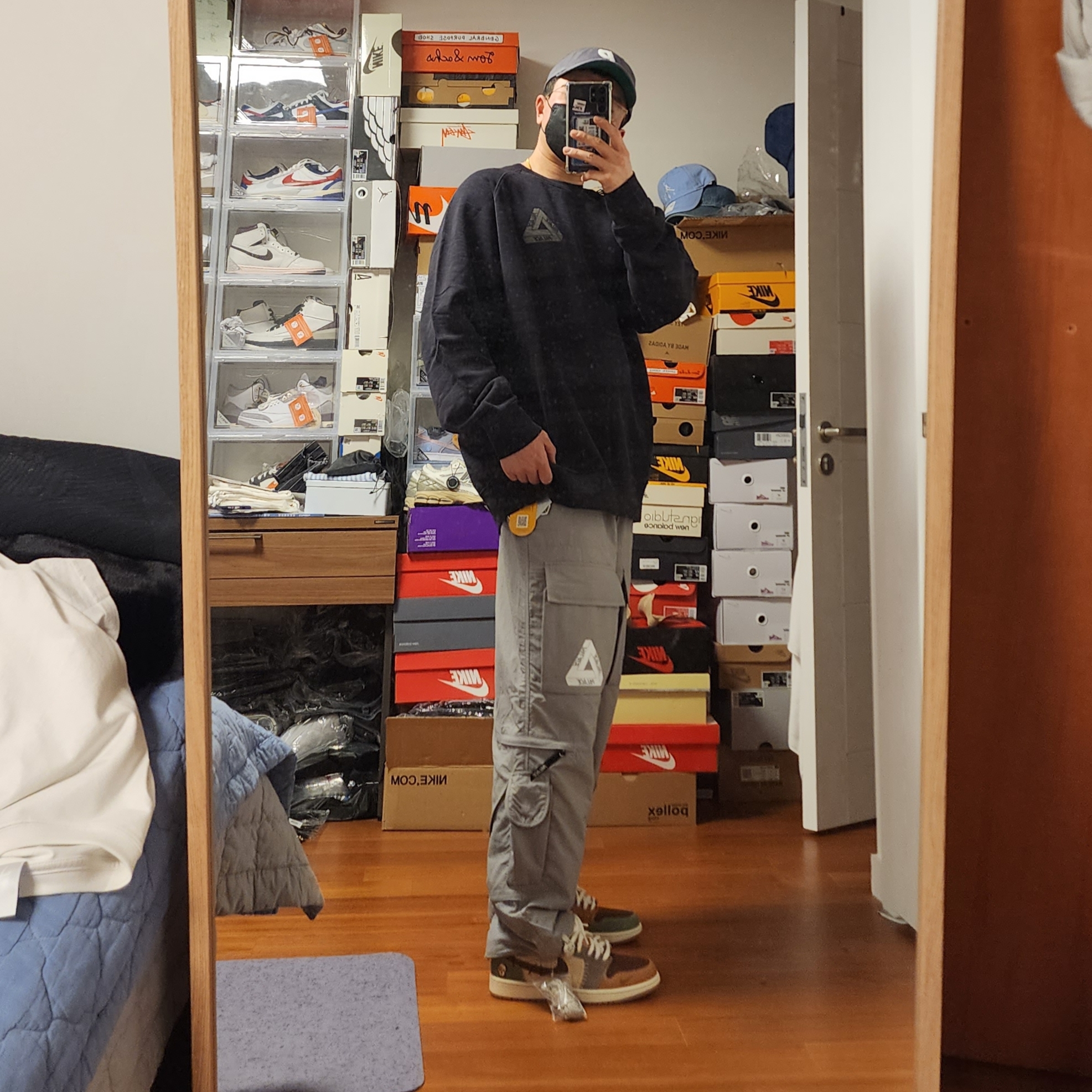 Palace Cordura RS Shell Cargos Grey - 22FW, Palace Tri-Ferg Slub Crew Black - 22FW 착용 스타일 - 3