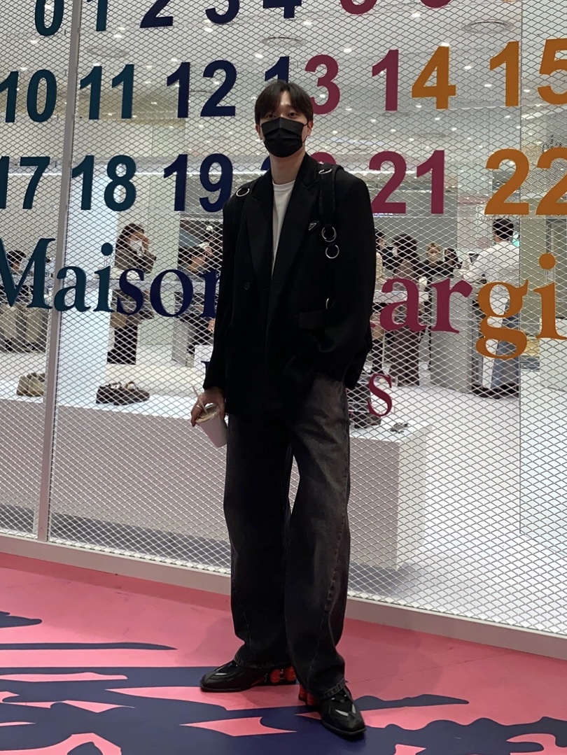 Prada Enameled Triangle Pin with Saffiano Trim Black, Nike x Martine Rose Shox MR4 Black 착용 스타일 - 1