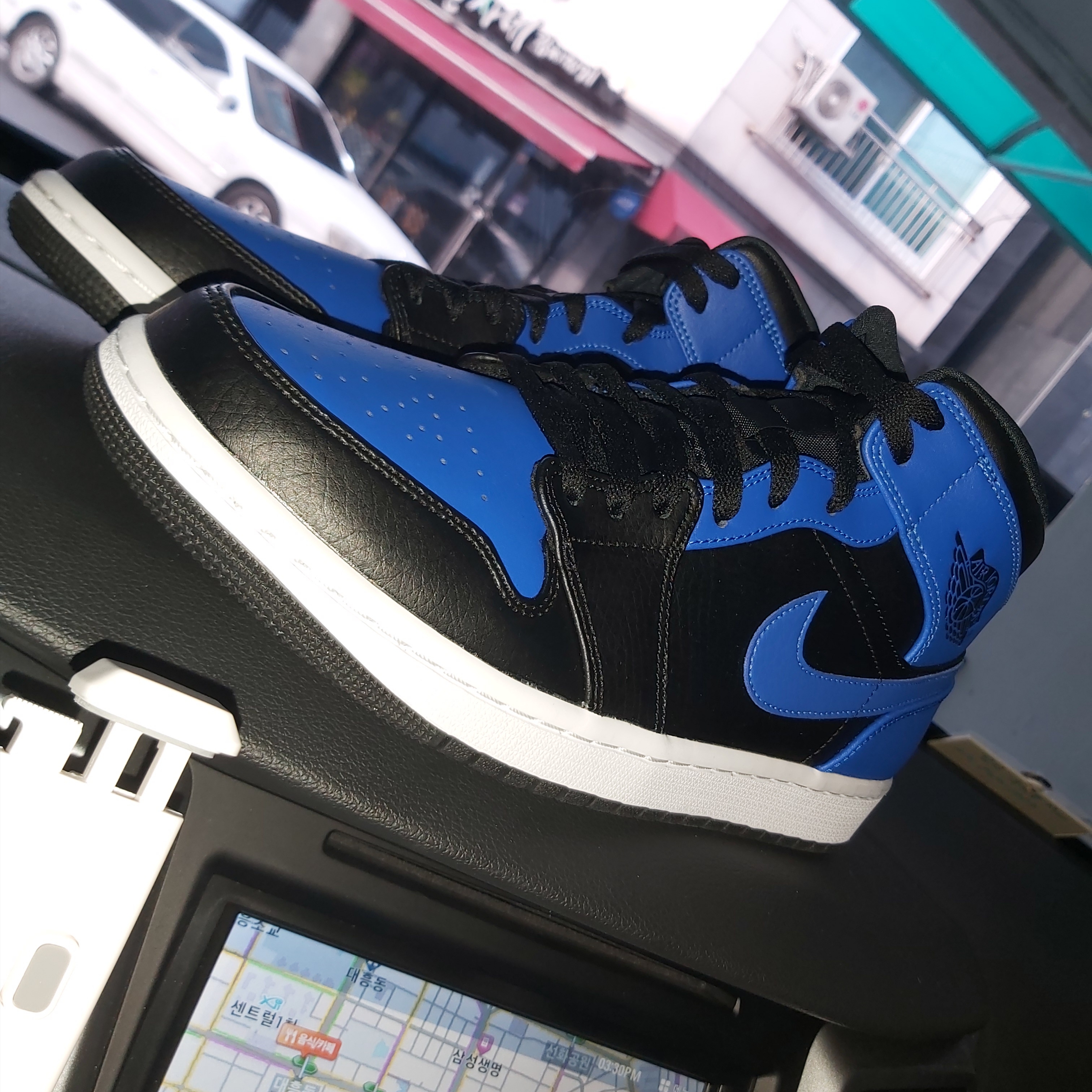 Jordan 1 Mid Black Hyper Royal 착용 스타일