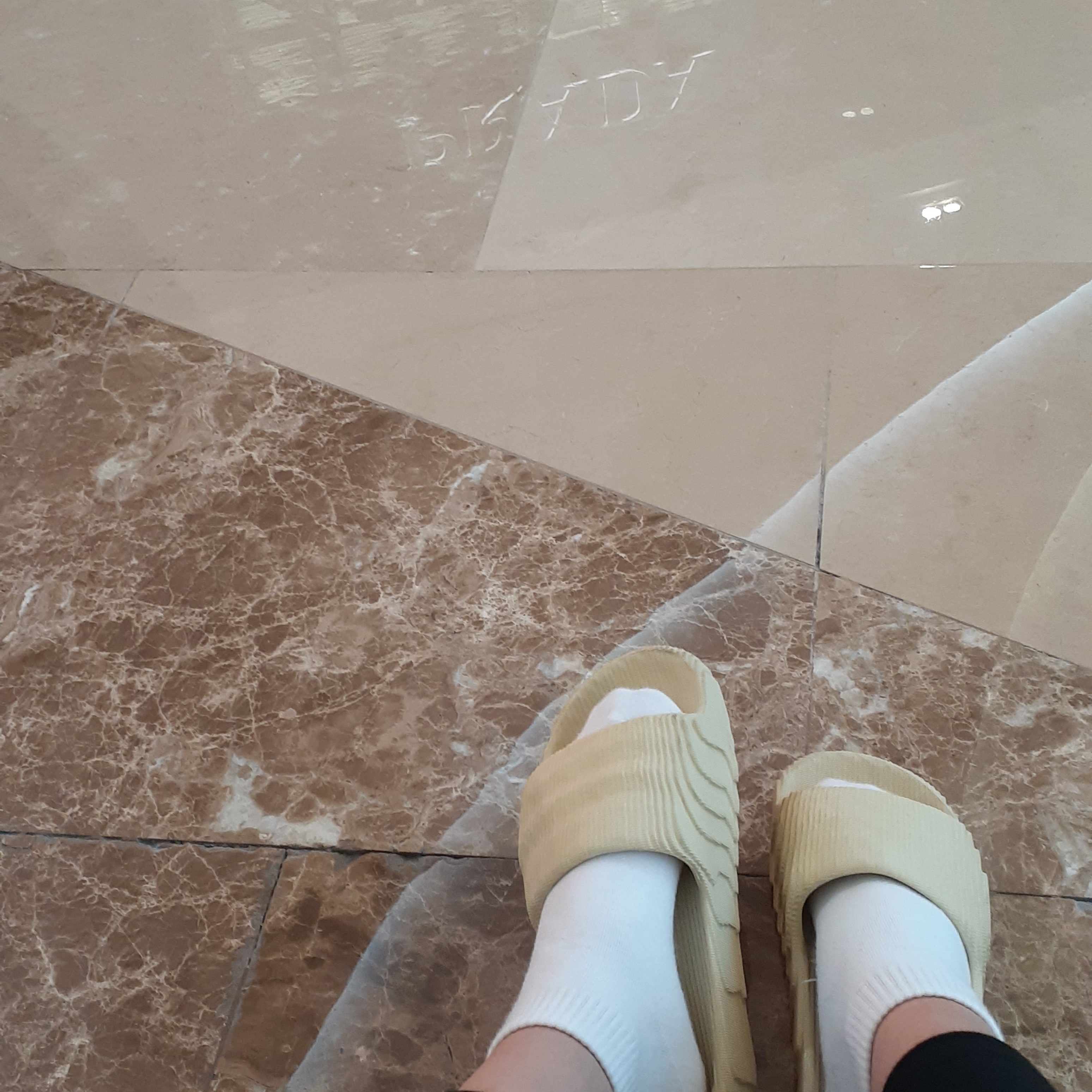 Adidas Adilette 22 Desert Sand 착용 스타일
