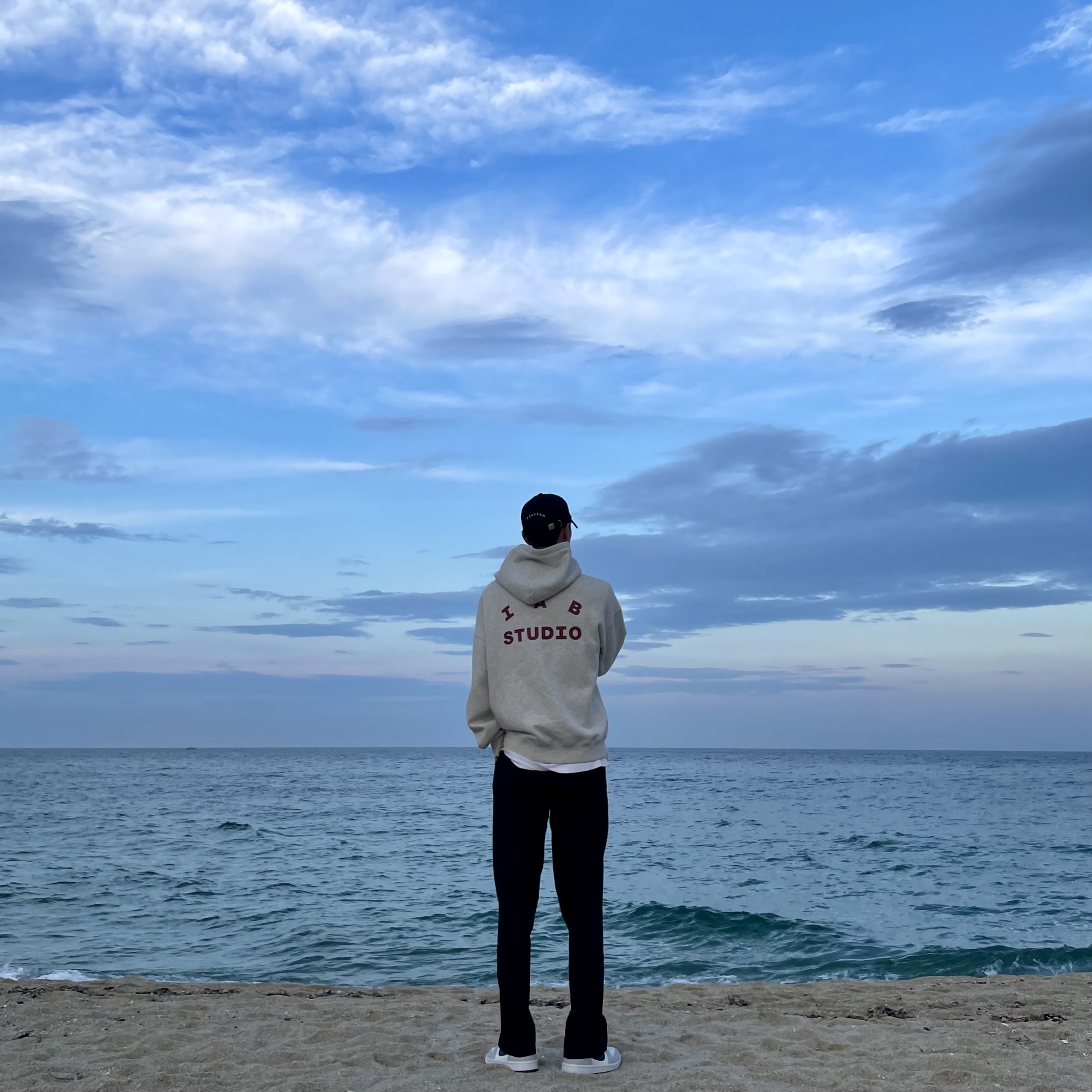 Darkr8m Studio White Logo Cap, IAB Studio Hoodie Oatmeal Burgundy 착용 스타일