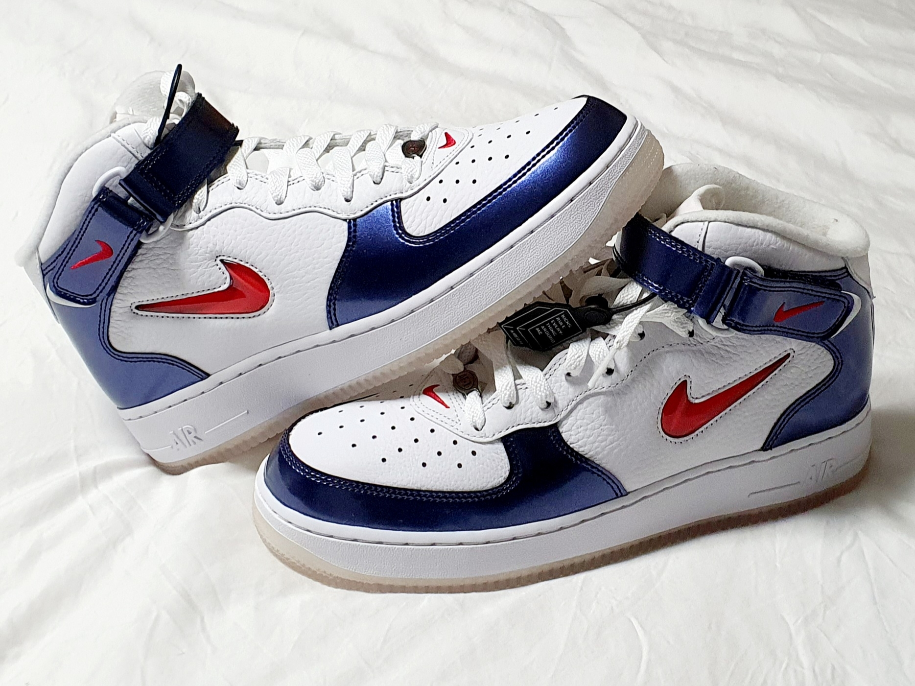 Nike Air Force 1 Mid QS University Red and Midnight Navy 착용 스타일 - 1