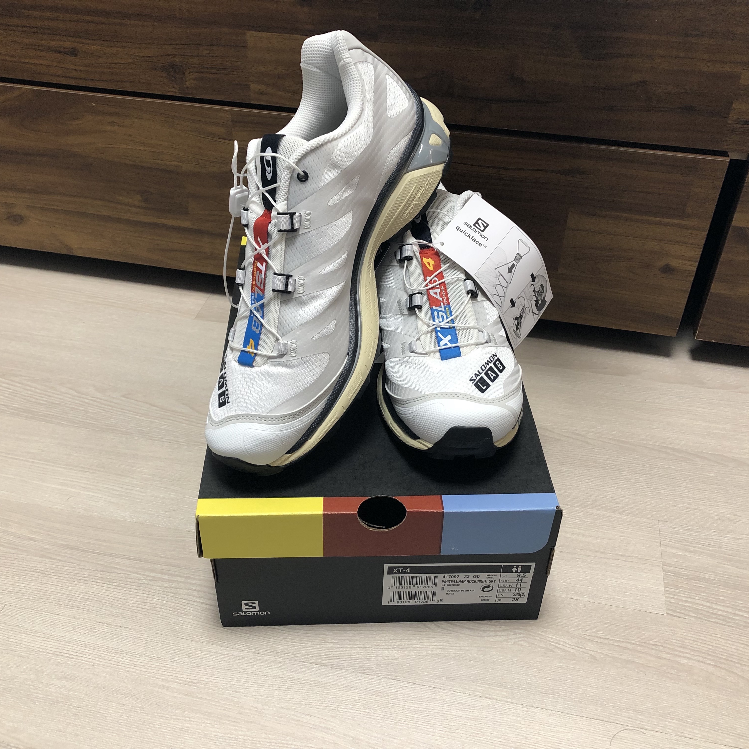Salomon XT-4 White Lunar Rock 착용 스타일 - 2