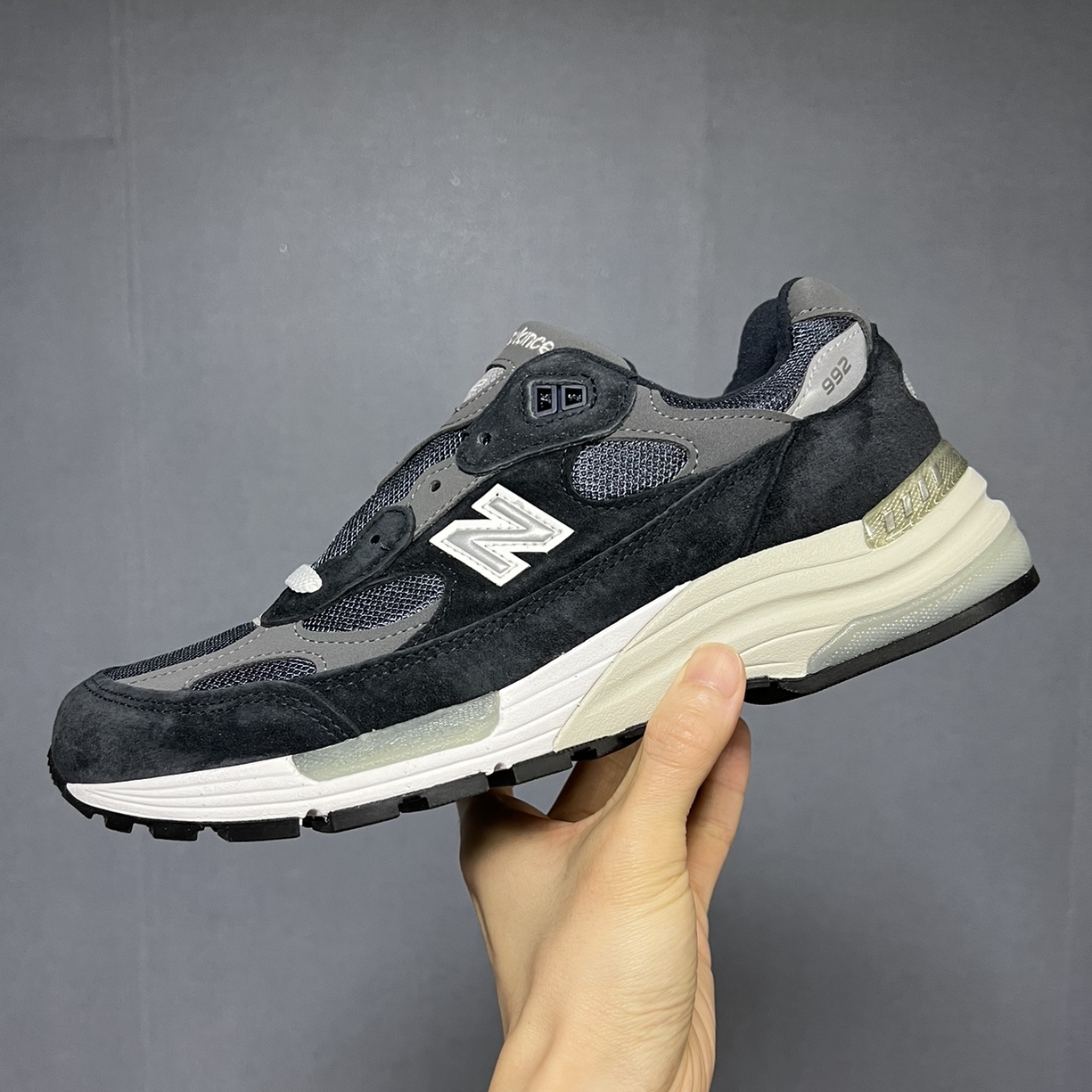 New Balance 992 Made in USA Navy 착용 스타일 - 1