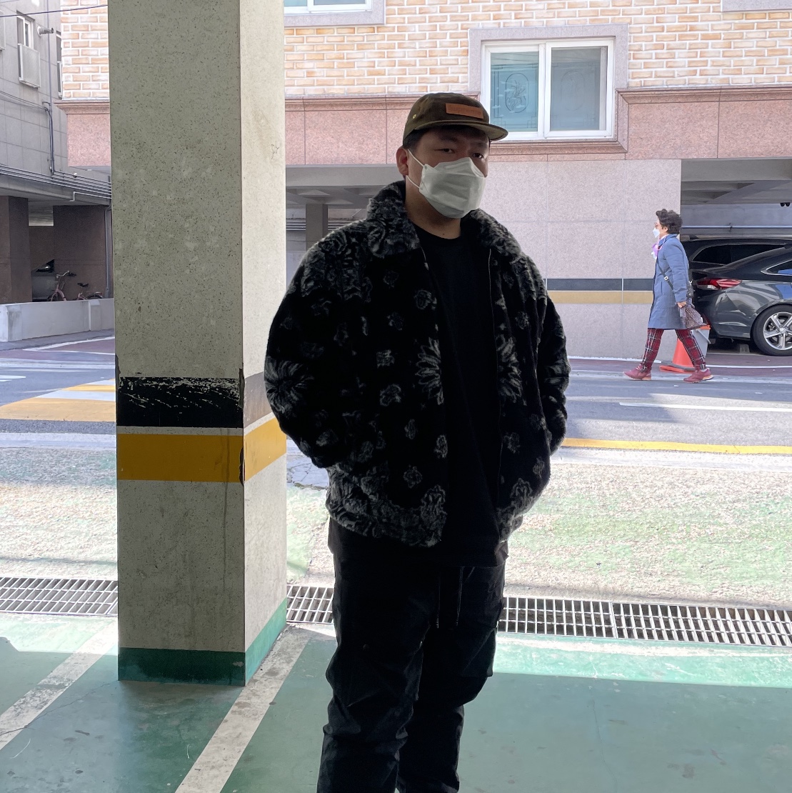 Supreme Bandana Faux Fur Bomber Jacket Black - 21SS 착용 스타일