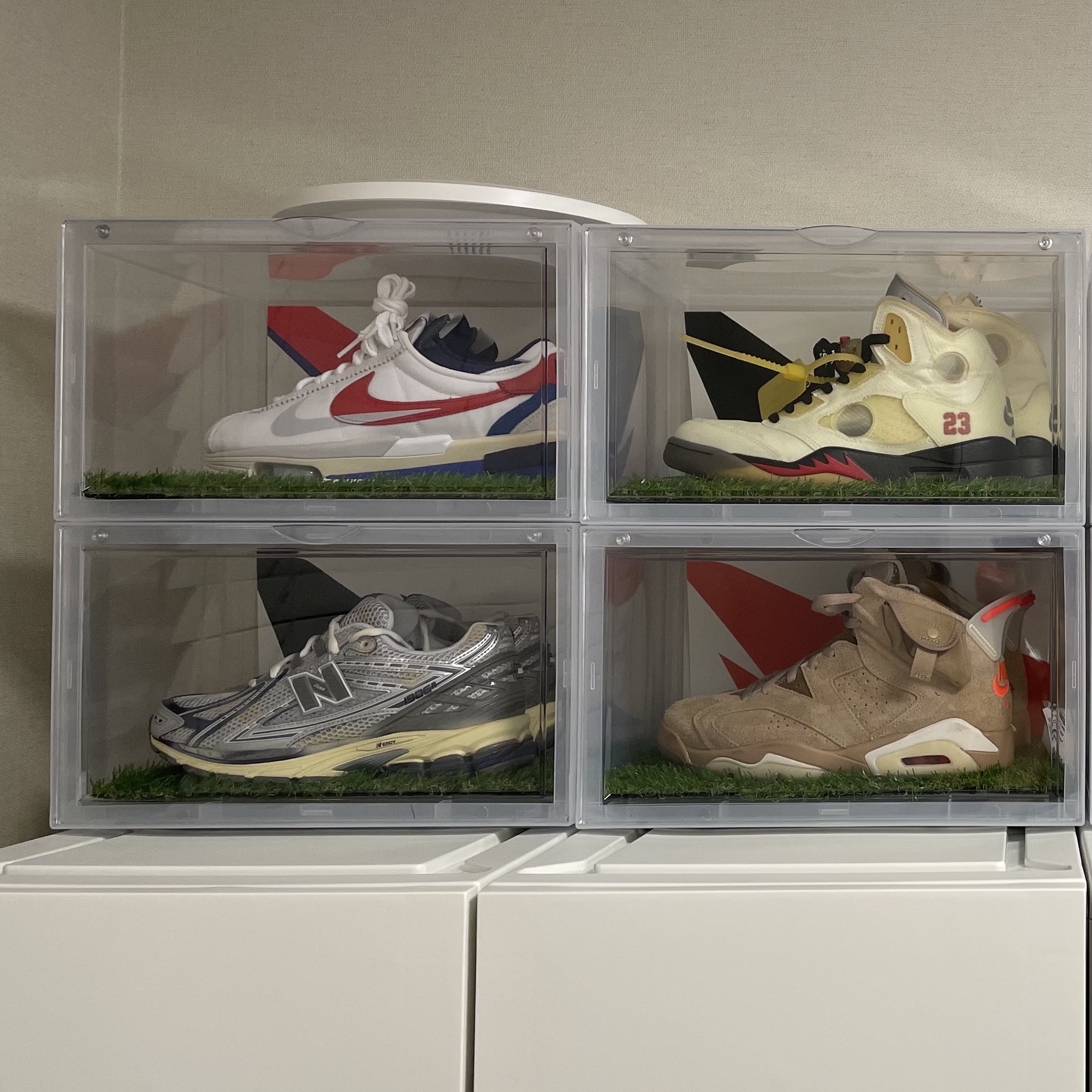 Nike x Sacai Zoom Cortez SP White and University Red, New Balance x Thisisneverthat 1906R 2022 Downtown Run 착용 스타일 - 1