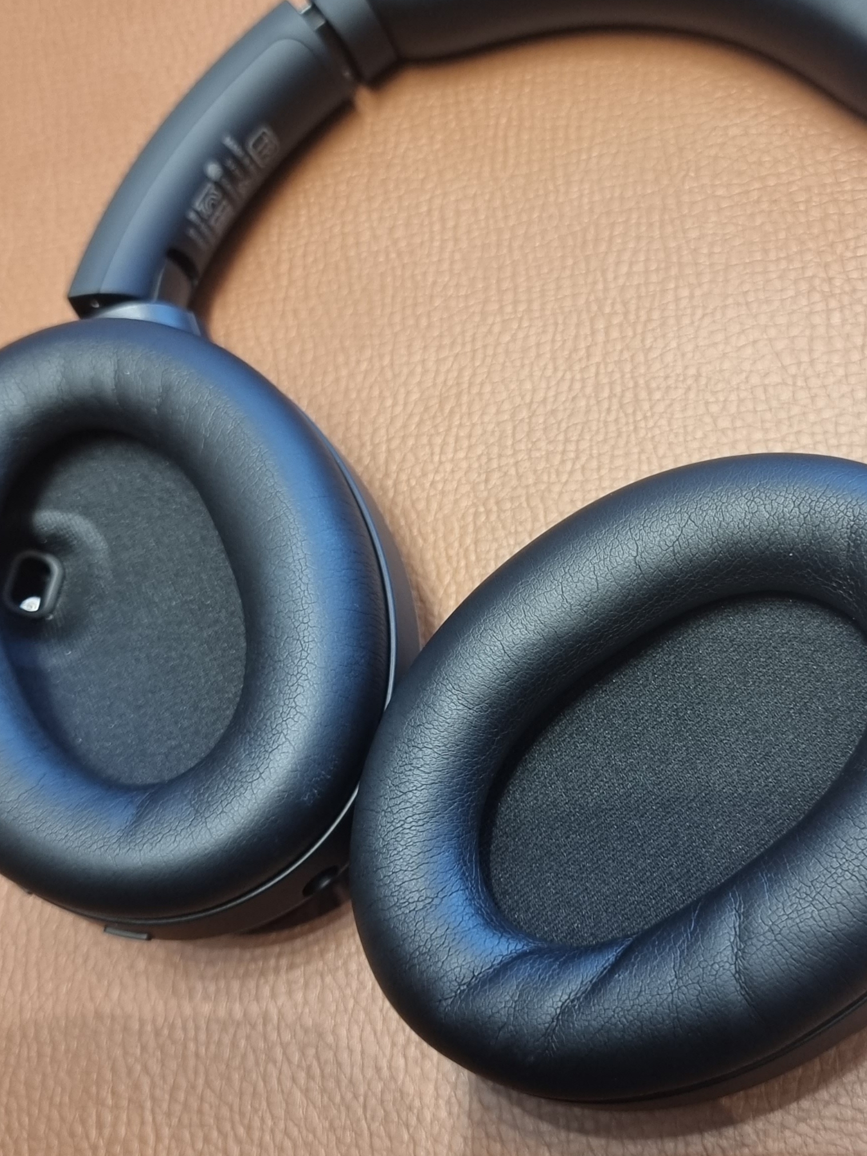 Sony WH-1000XM4 Black (Korean Ver.) 착용 스타일 - 3