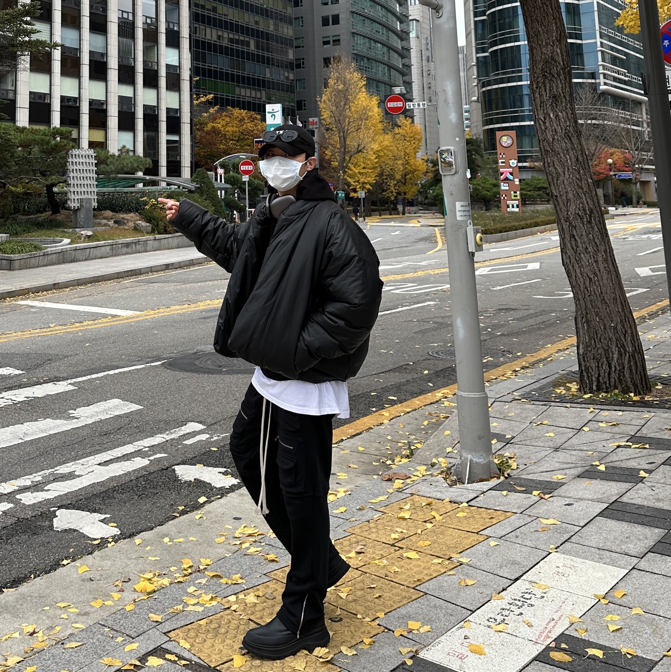Yeezy Gap Round Jacket Black, Apple AirPods Max Lightning Space Gray (Korean Ver.) 착용 스타일 - 1
