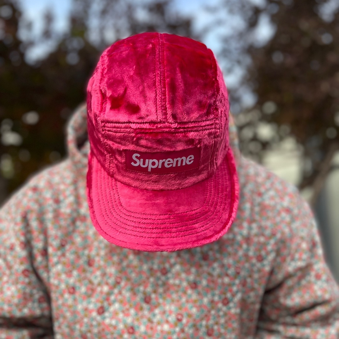 Supreme Crushed Velvet Camp Cap Pink - 22SS, Supreme x Comme des Garcons Junya Watanabe Man Hooded Sweatshirt Pink Flowers - 21FW 착용 스타일 - 3