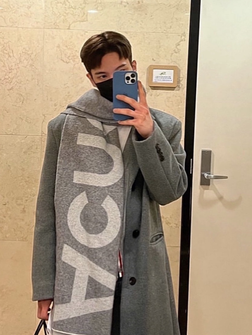 Acne Studios Logo Jacquard Muffler Grey, Thom Browne Milano Stitch 4-Bar Cardigan Medium Grey 착용 스타일