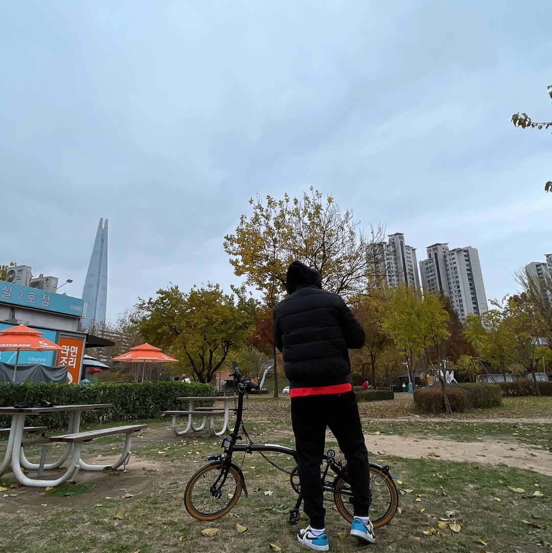 Jordan 1 Retro Low OG Black and Dark Powder Blue, Nike Korea Dri-Fit Stadium Home SS Jersey Global Red - Asia (Non Marking Ver.) 착용 스타일 - 3
