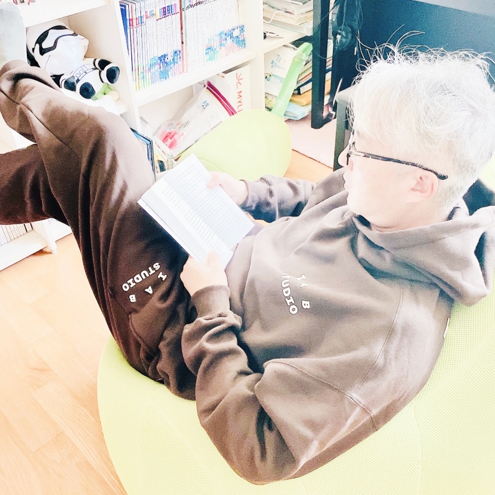 IAB Studio Hoodie Brown, IAB Studio Sweatpants Brown 착용 스타일 - 2