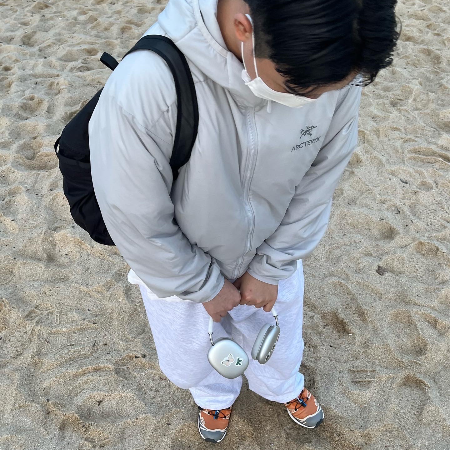 Apple AirPods Max Lightning Silver (Korean Ver.), Arc'teryx Heliad 15 Backpack Black 착용 스타일 - 2