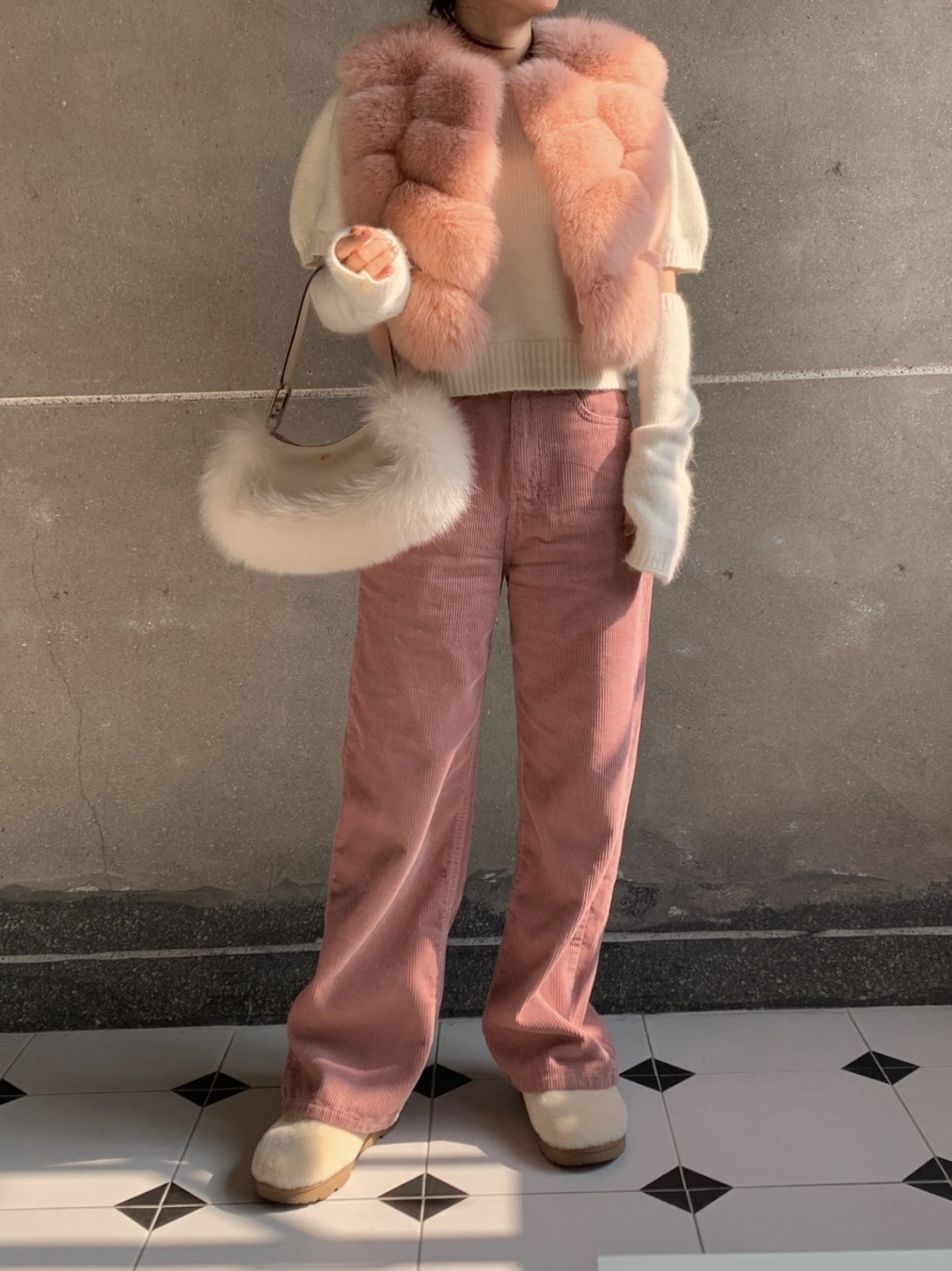 (Kids) UGG Fluff Yeah Clog Natural 착용 스타일 - 1
