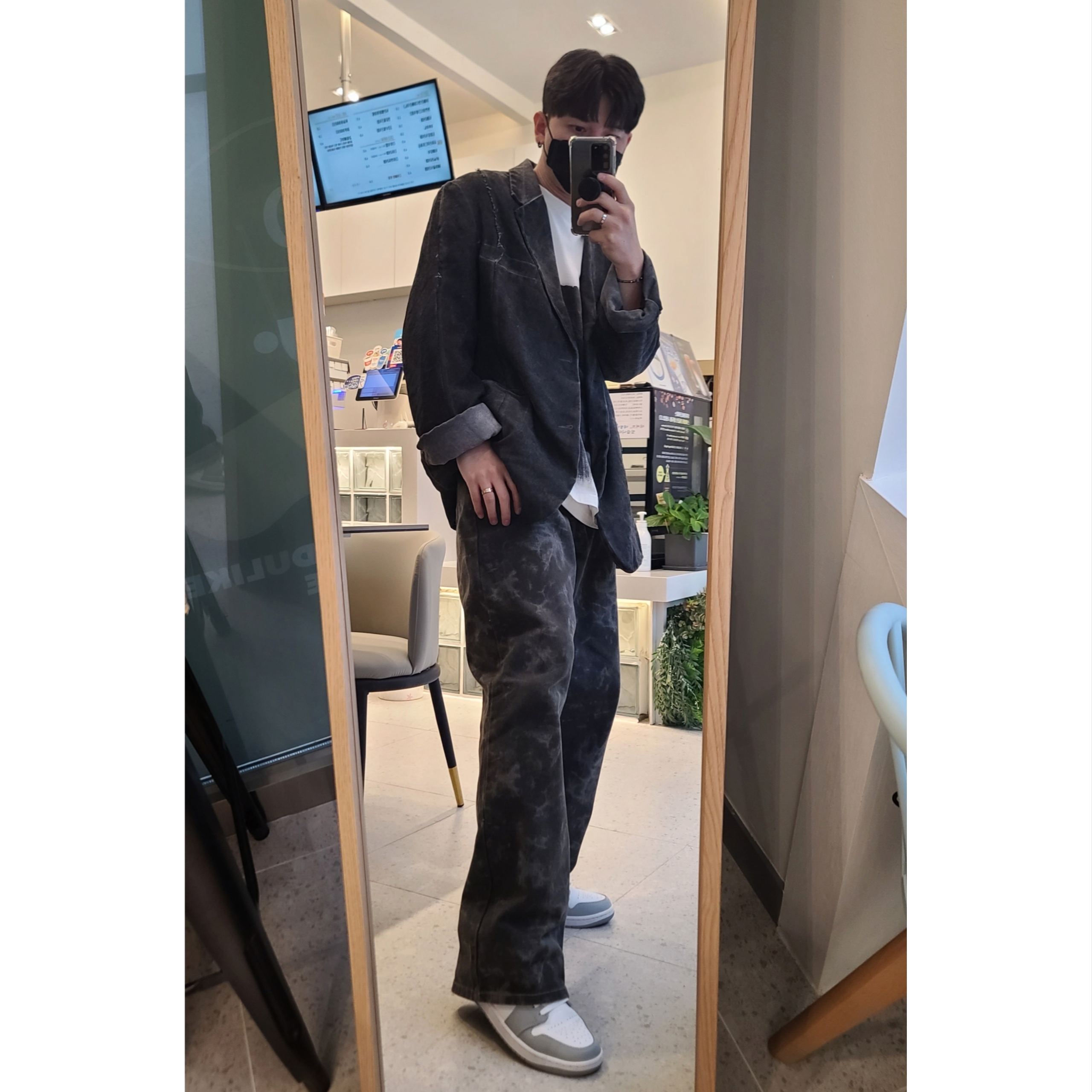 Jordan 1 Mid Light Smoke Grey Anthracite 착용 스타일 - 1