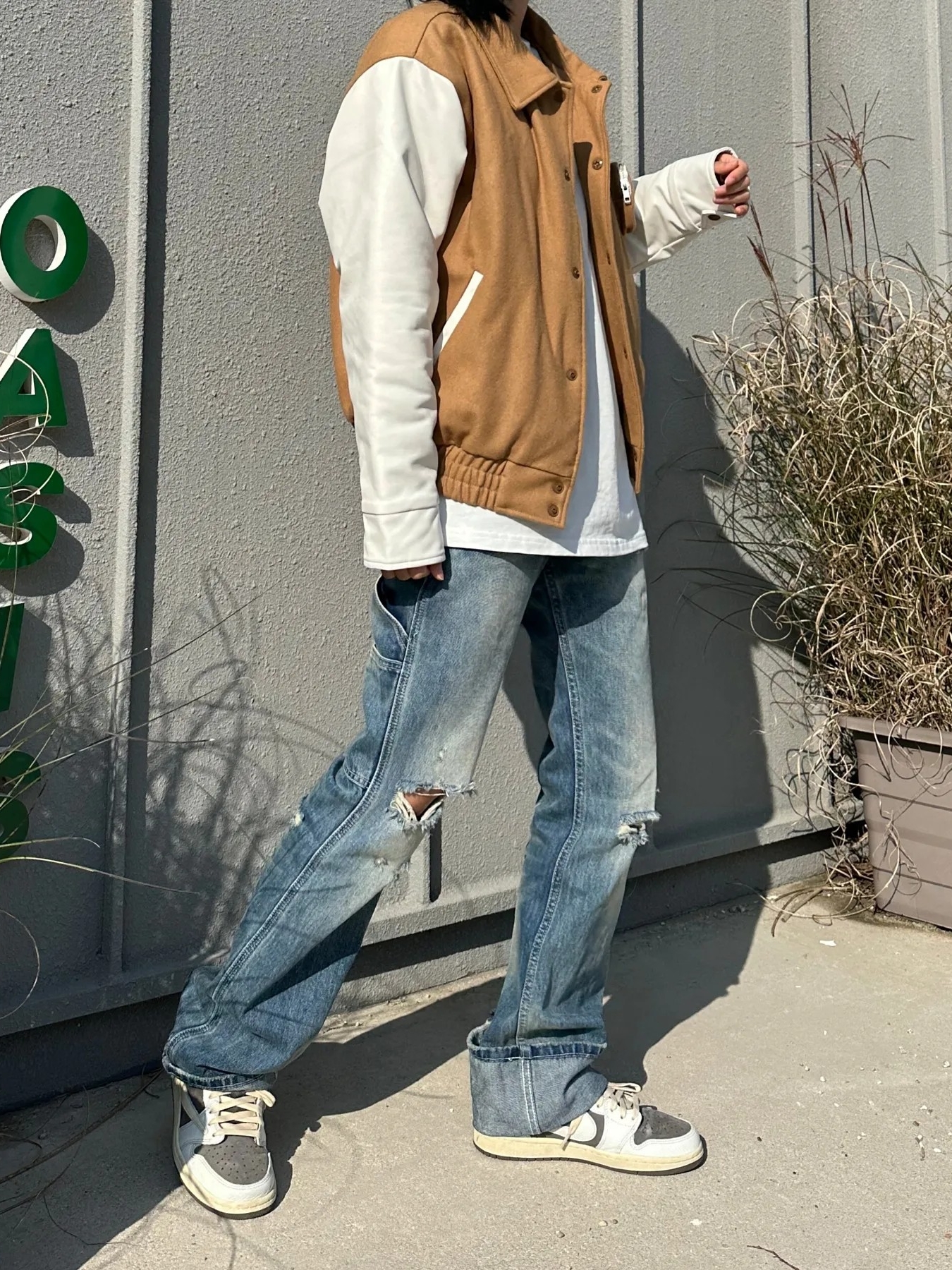 Jordan 1 x Travis Scott Retro Low OG SP Sail and Ridgerock, Nike x Stussy NRG RA T-Shirt Summit White (DM4942-121) 착용 스타일 - 3