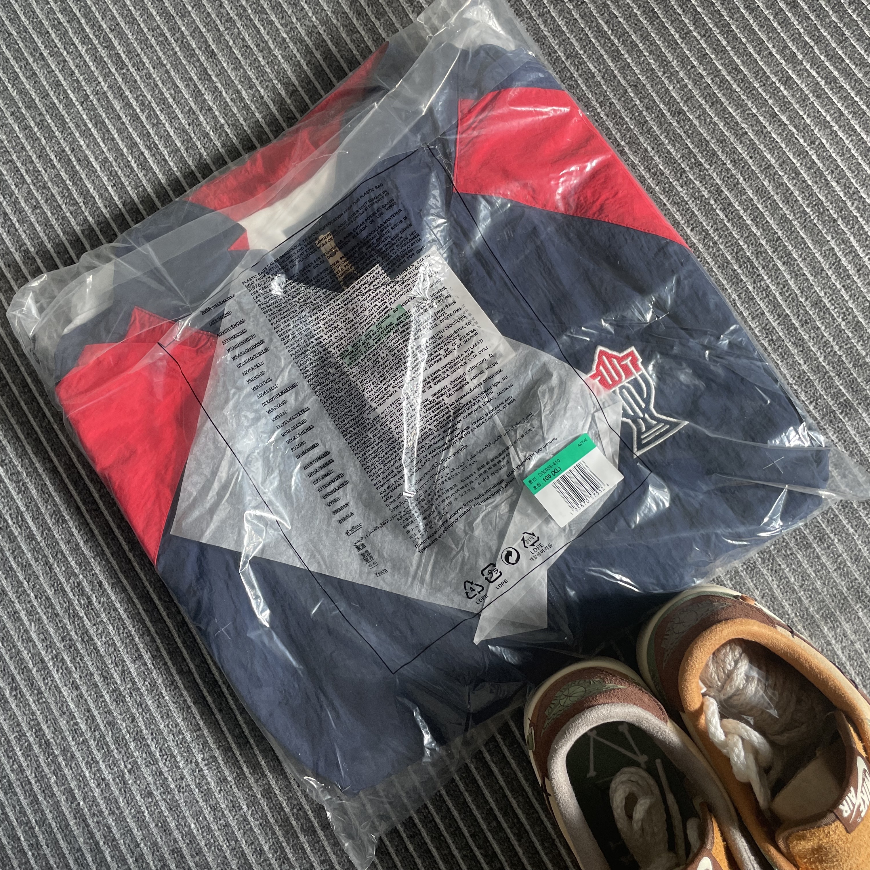Jordan 1 x Zion Williamson Retro Low OG Flax and Oil Green, Jordan x Trophy Room Wooven Jacket Midnight Navy - Asia 착용 스타일 - 2