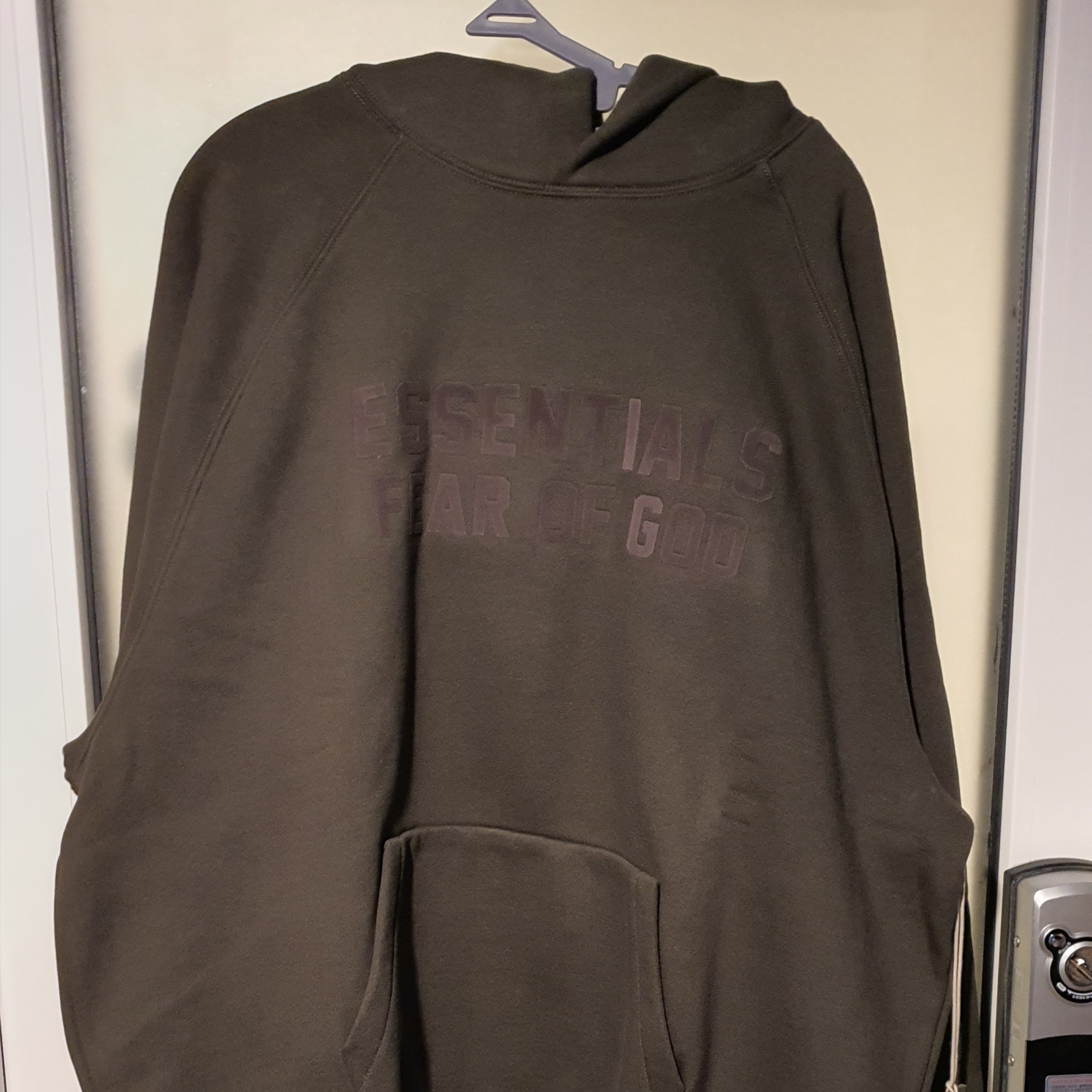 Essentials Hoodie Off Black - 22FW 착용 스타일 - 2