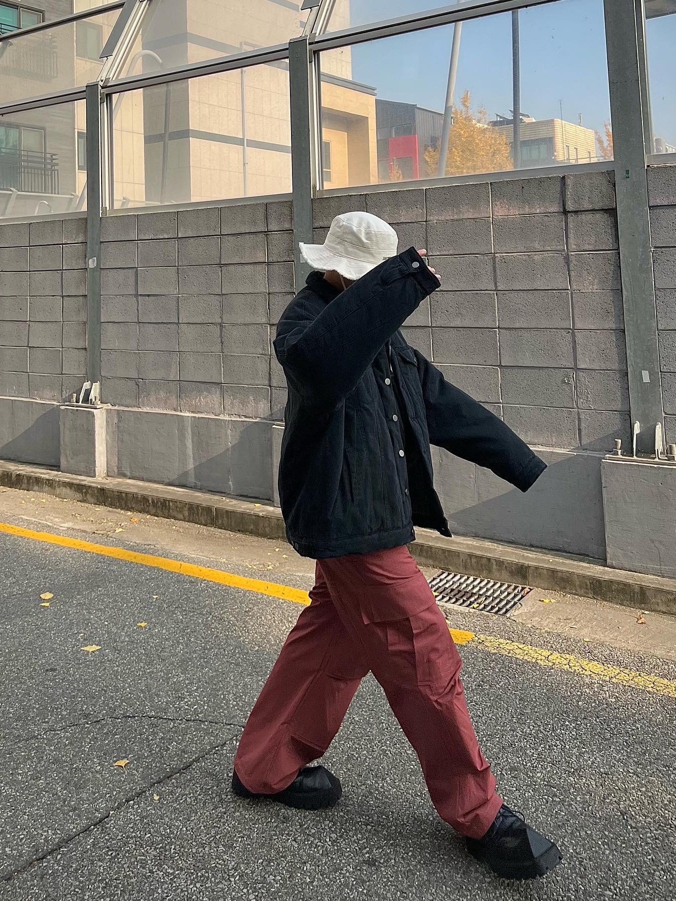 Balenciaga Rhino Derby Shoes Black, Jacquemus Le Bob Artichaut Bucket Hat Off White 착용 스타일 - 3