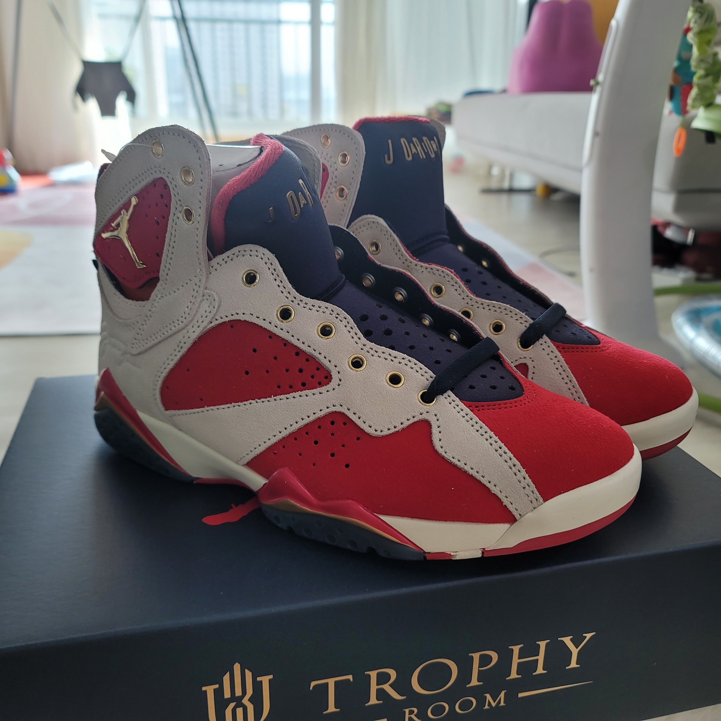 Jordan 7 x Trophy Room Retro SP True Red and Obsidian 착용 스타일