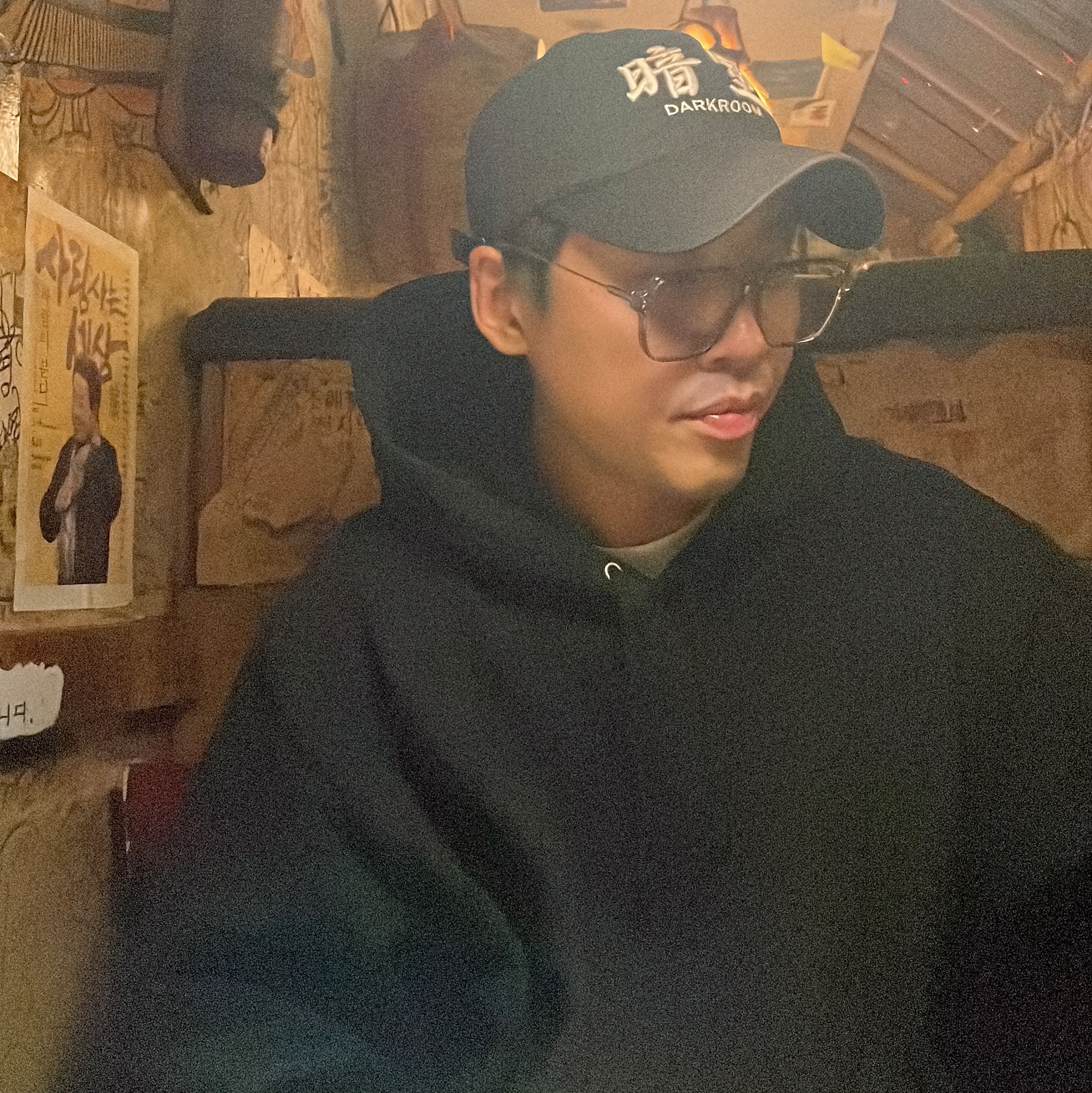 Darkr8m Studio White Logo Cap, Supreme x Timberland Hooded Sweatshirt Black - 21FW 착용 스타일 - 4